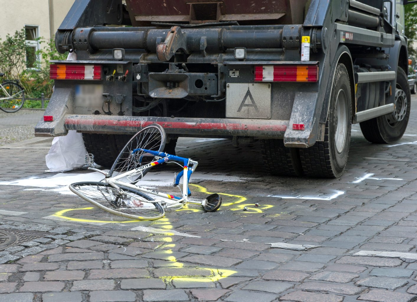 Tödlicher Fahrradunfall in Kreuzberg Radfahrer stirbt nach Unfall mit