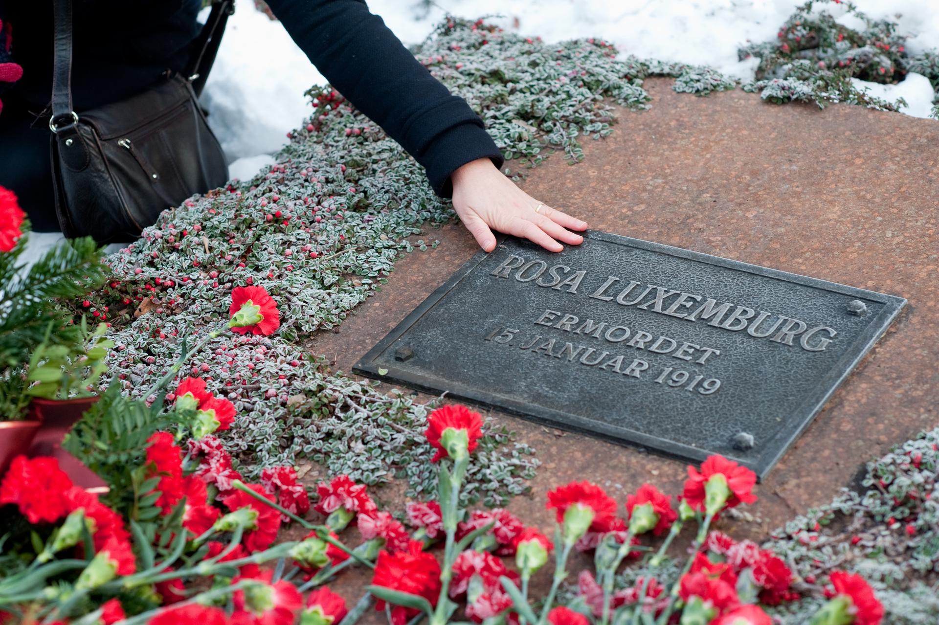 Demo In Berlin Zum 98 Todestag Von Karl Liebknecht Und Rosa Luxemburg