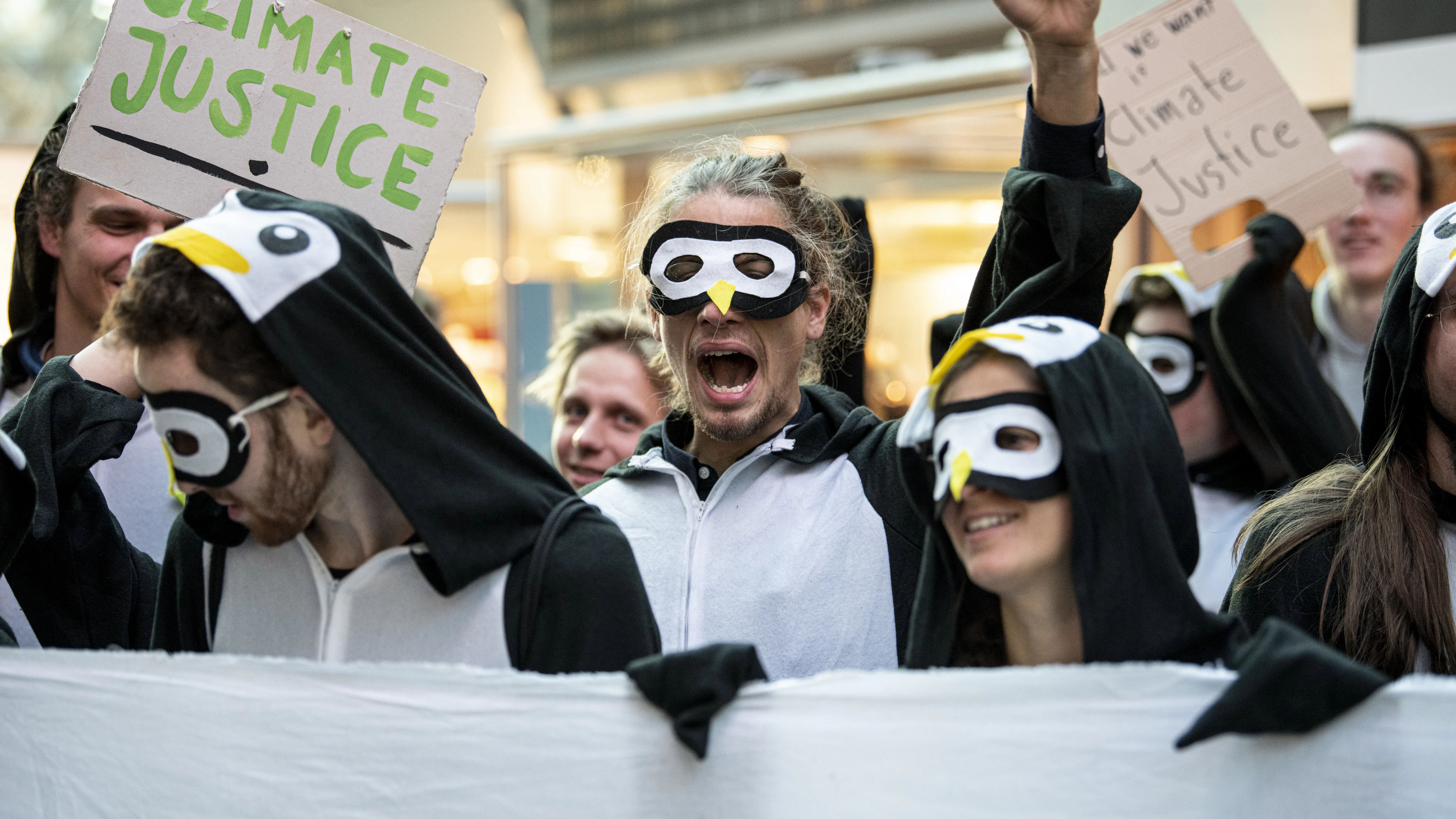 Protest am Flughafen Tegel.