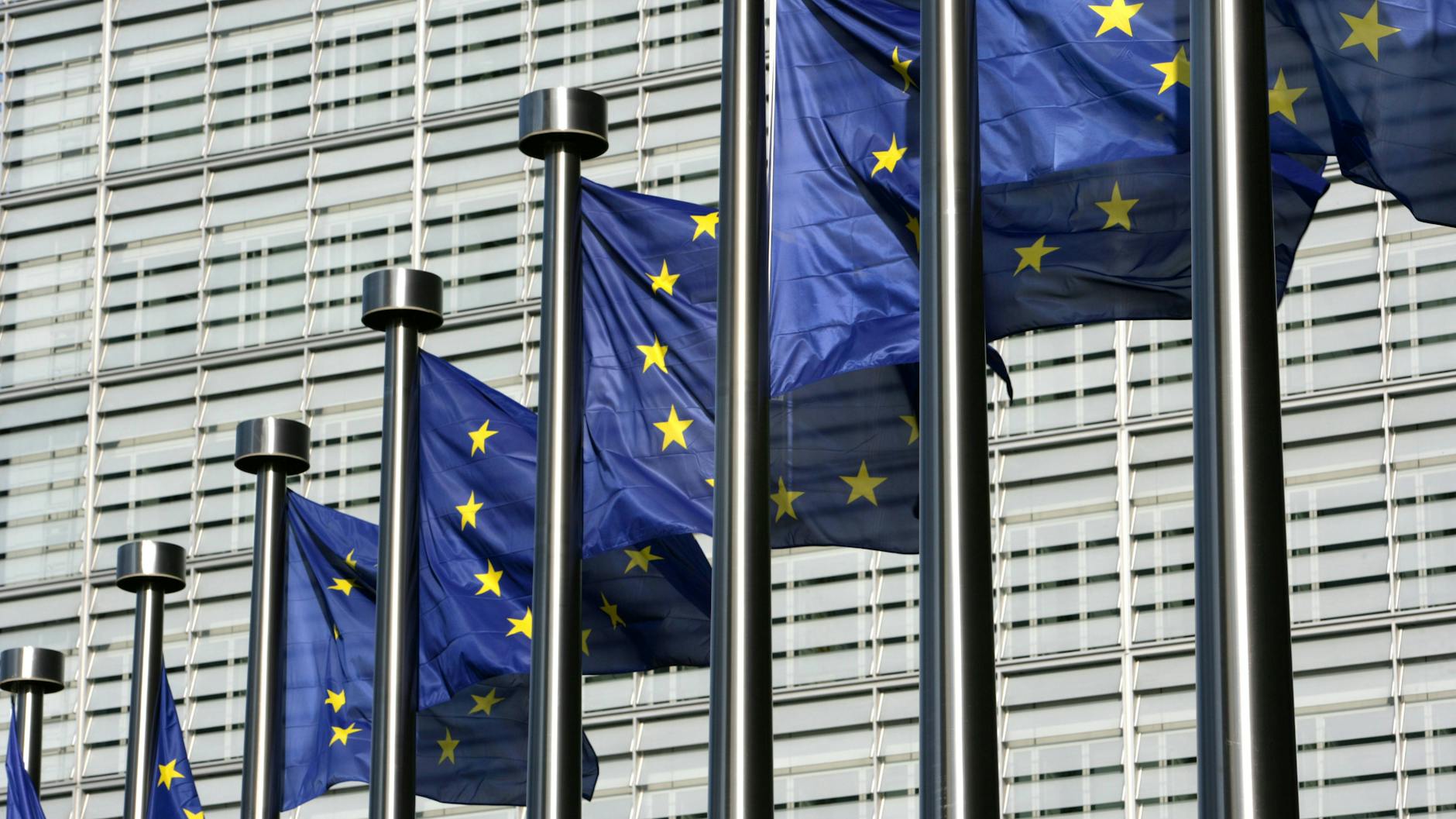 Fahnen der EU wehen vor dem Sitz der Europäischen Kommission in Brüssel.