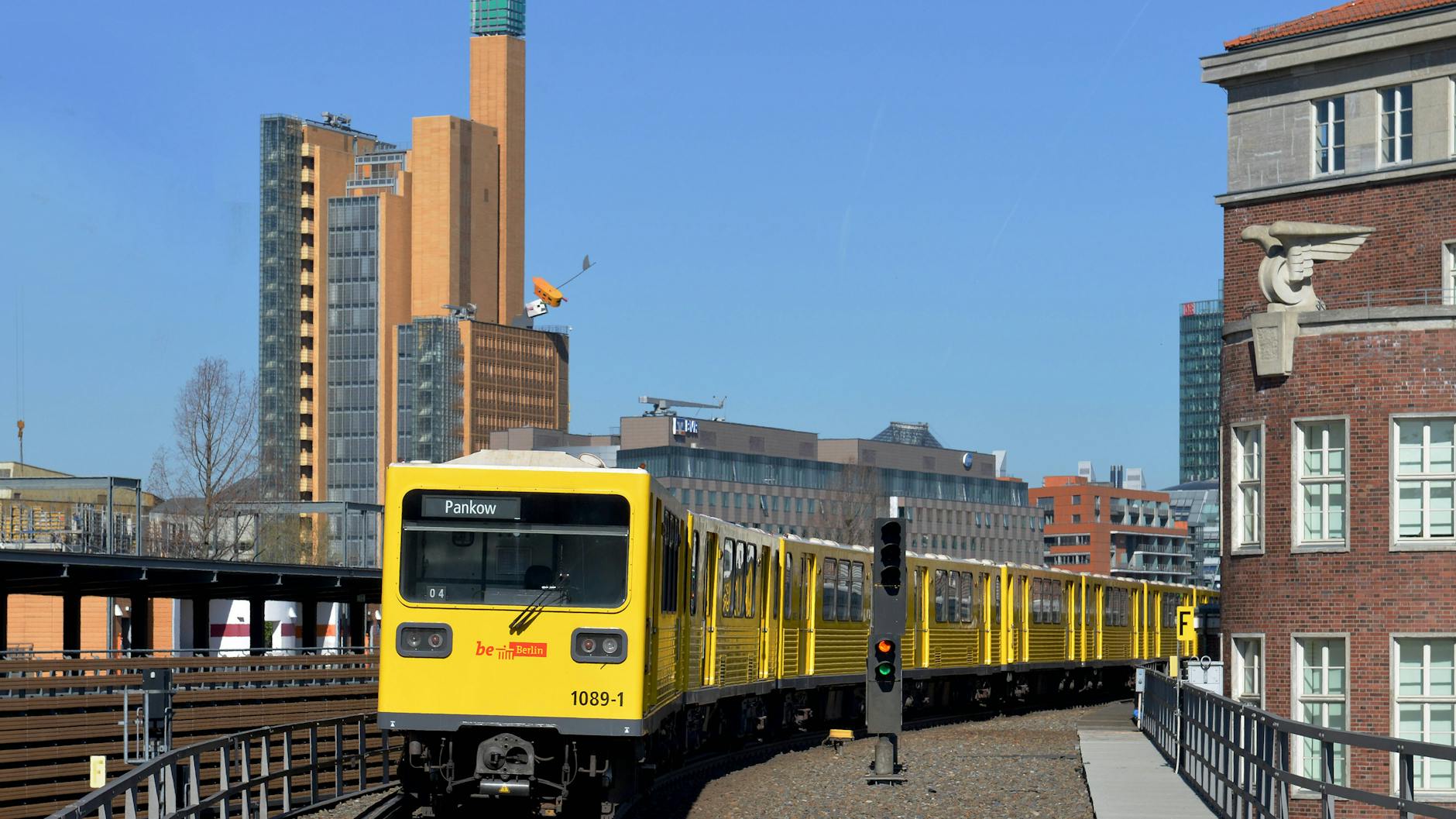 Berlins U-Bahn-Flotte gilt als betagt. Dieser Zug auf der Linie U2 wurde vor rund 30 Jahren gebaut. 