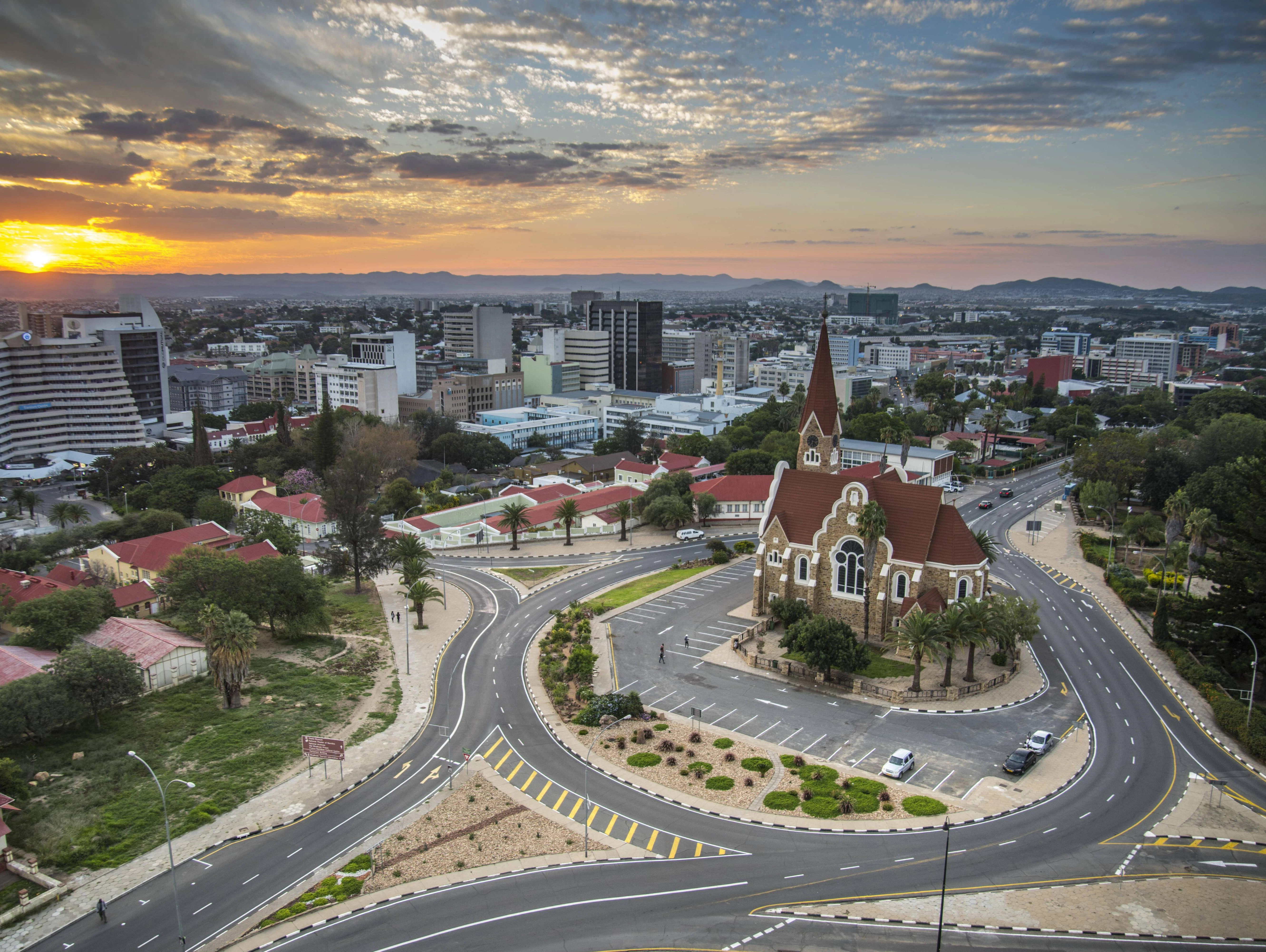 Eine Evangelisch-Lutherische Christus-Kirche in Windhoek und die Skyline der Stadt.