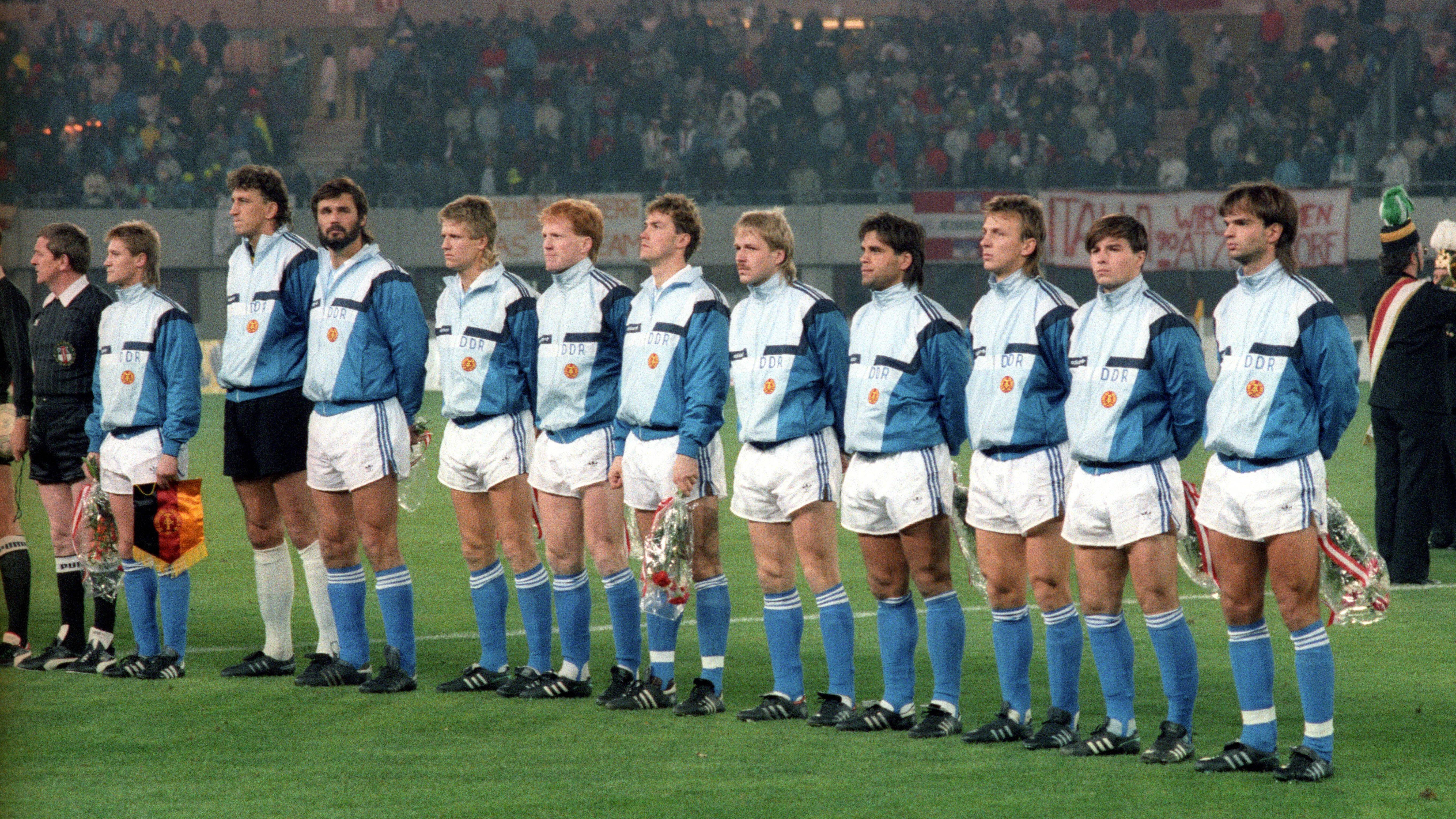 Die DDR-Auswahl gegen Österreich, v.li.: Ronald Kreer, Torwart Dirk Heyne, Dirk Stahmann, Matthias Lindner, Matthias Sammer, Mathias Döschner, Detlef Schößler, Ulf Kirsten, Andreas Thom, Jörg Stübner, Rico Steinmann