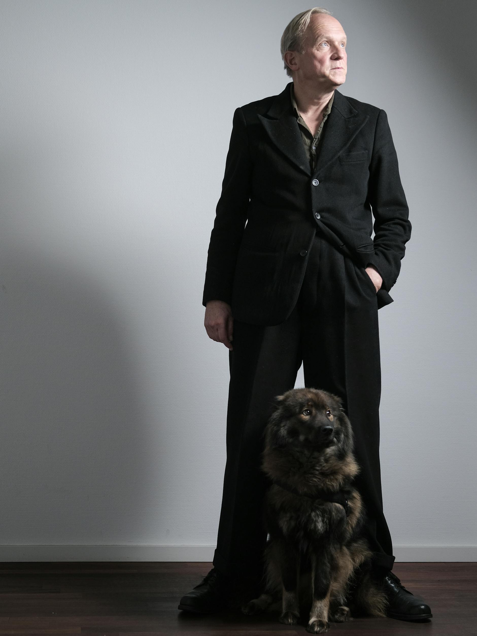 Ulrich Tukur posiert für ein Foto in Berlin.