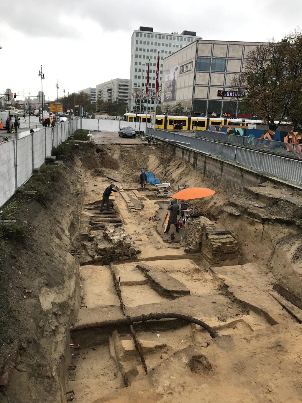Archäologen stoßen auf 35 Gräber am Alexanderplatz