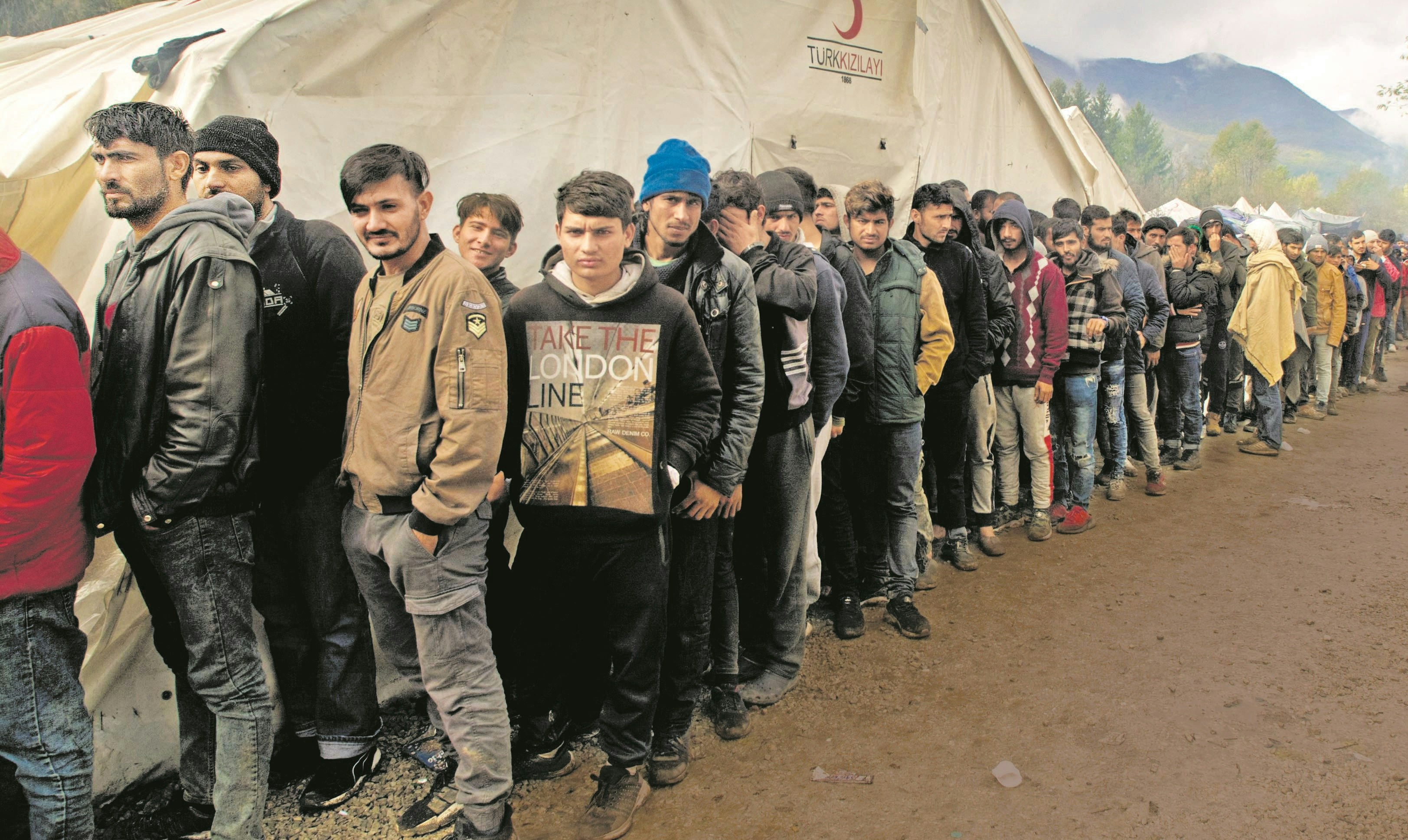 Fluchtline Auf Der Balkanroute Bosnien Schliesst Fluchtlingslager