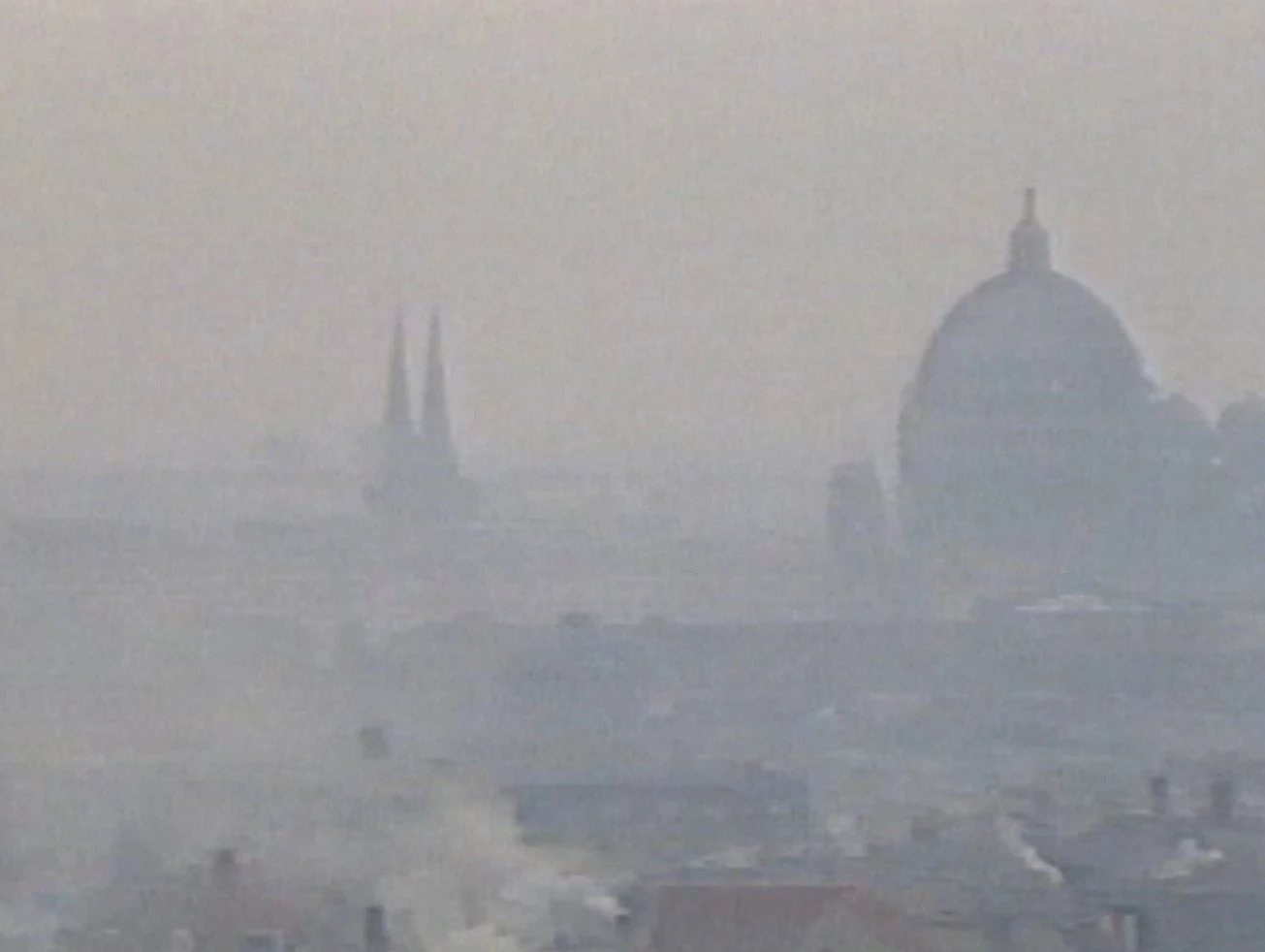 Smog in Berlin. Im  Januar 1985 lag in der Hauptstadt infolge einer Inversionswetterlage besonders viel  &nbsp;Schwefeldioxid in der Luft.  Ursache der Schadstoffe: Braunkohleverbrennung in Industrieanlagen und Haushalten. Nur im Westteil gab es Smogwarnungen.