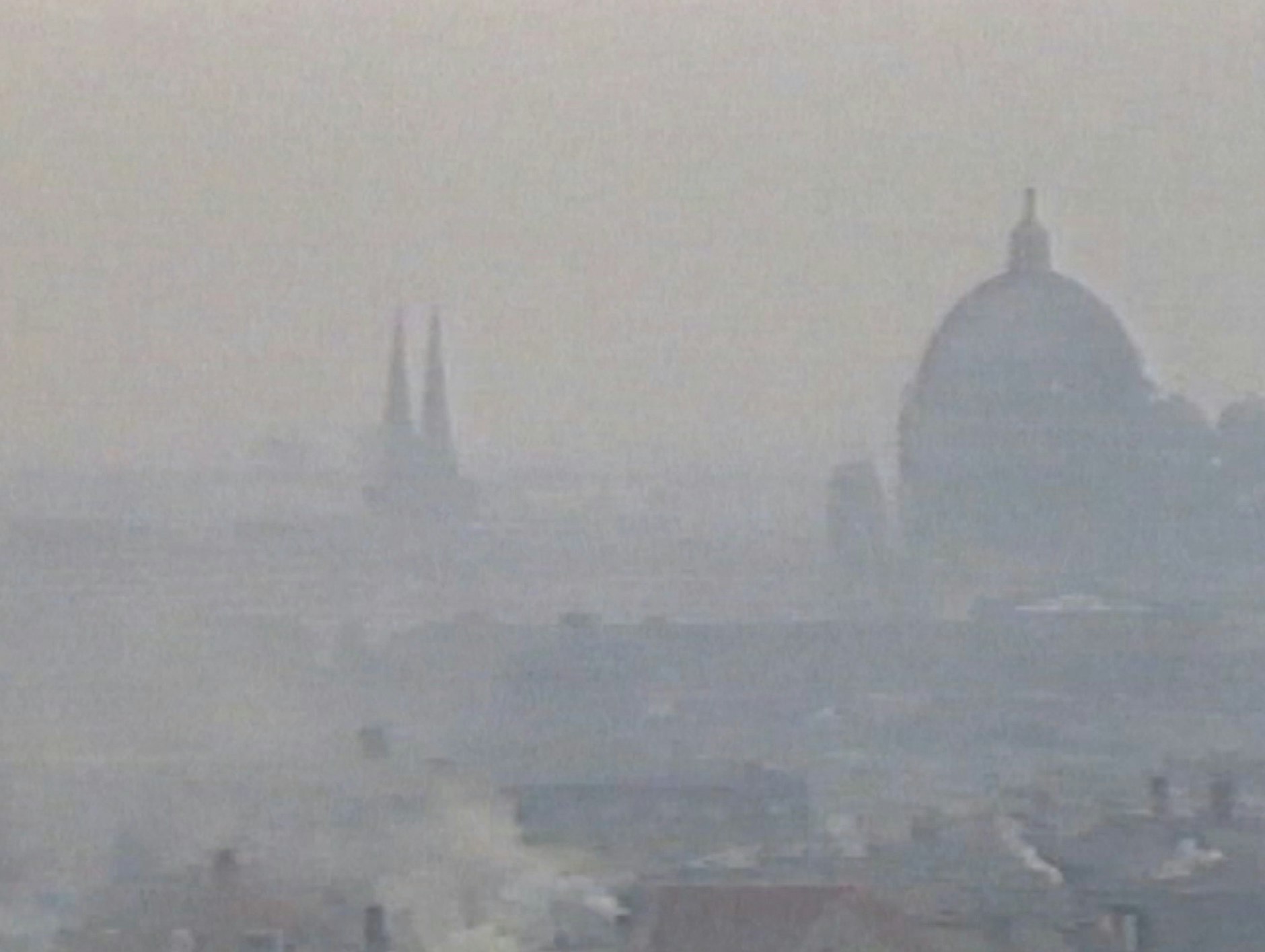 Smog in Berlin. Im Januar 1985 lag in der Hauptstadt infolge einer Inversionswetterlage besonders viel Schwefeldioxid in der Luft. Ursache der Schadstoffe: Braunkohleverbrennung in Industrieanlagen und Haushalten. Nur im Westteil gab es Smogwarnungen.