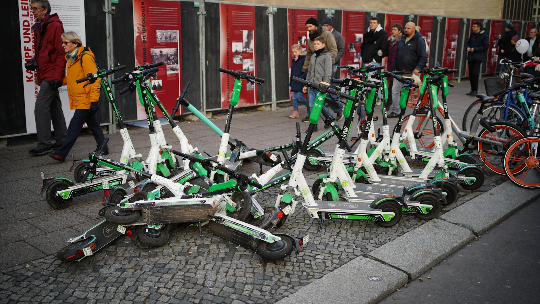 Mit einer neuen Regelung sollen Gehwege wieder frei von E-Scootern werden.