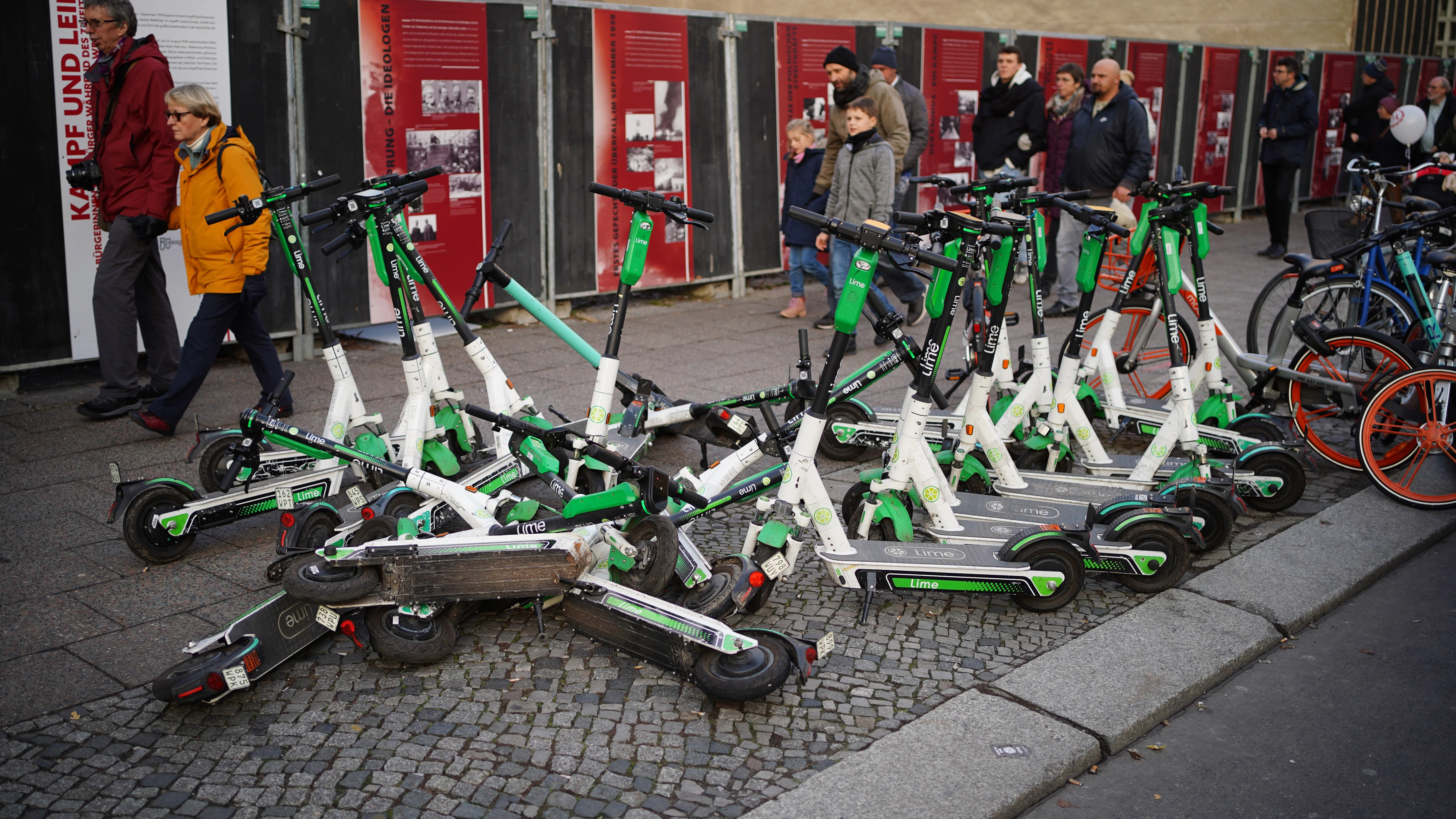 Mit einer neuen Regelung sollen Gehwege wieder frei von E-Scootern werden.