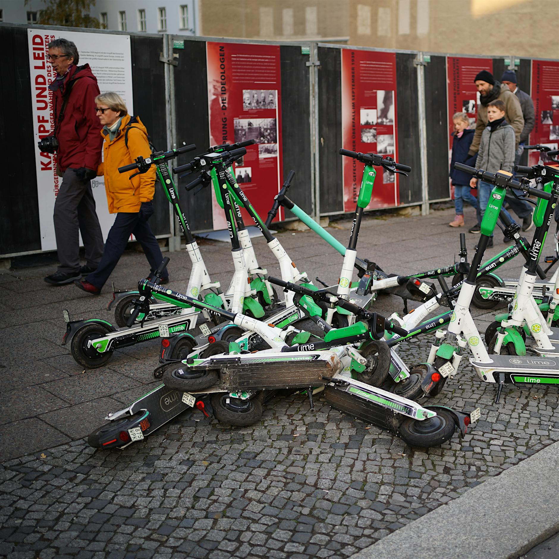 Berlin muss weiter mit herumliegenden Tretrollern leben