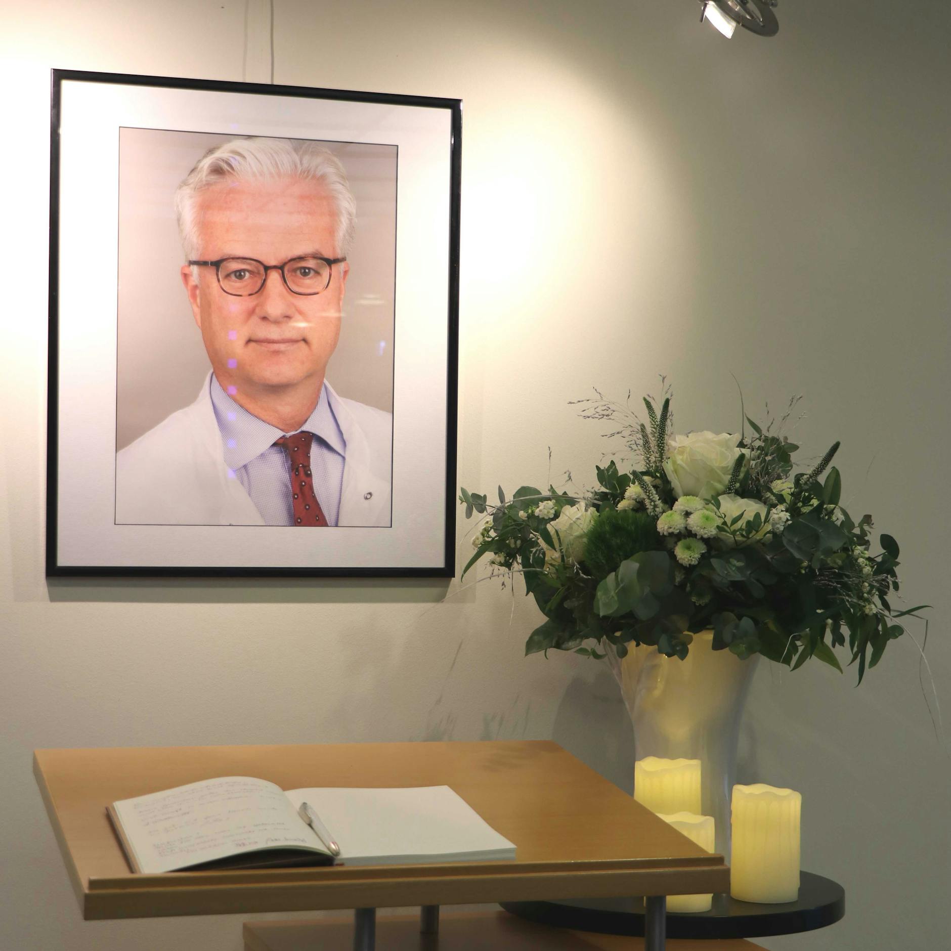 Das ausgelegte Kondolenzbuch für den Berliner Arzt Fritz von Weizsäcker und ein Foto des Mediziners.