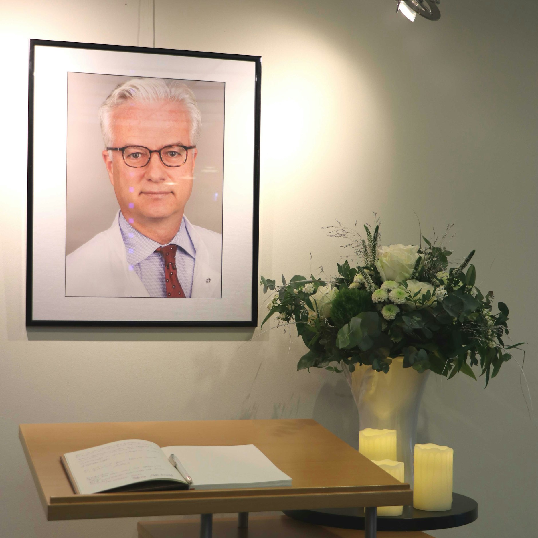 Das ausgelegte Kondolenzbuch für den Berliner Arzt Fritz von Weizsäcker und ein Foto des Mediziners.