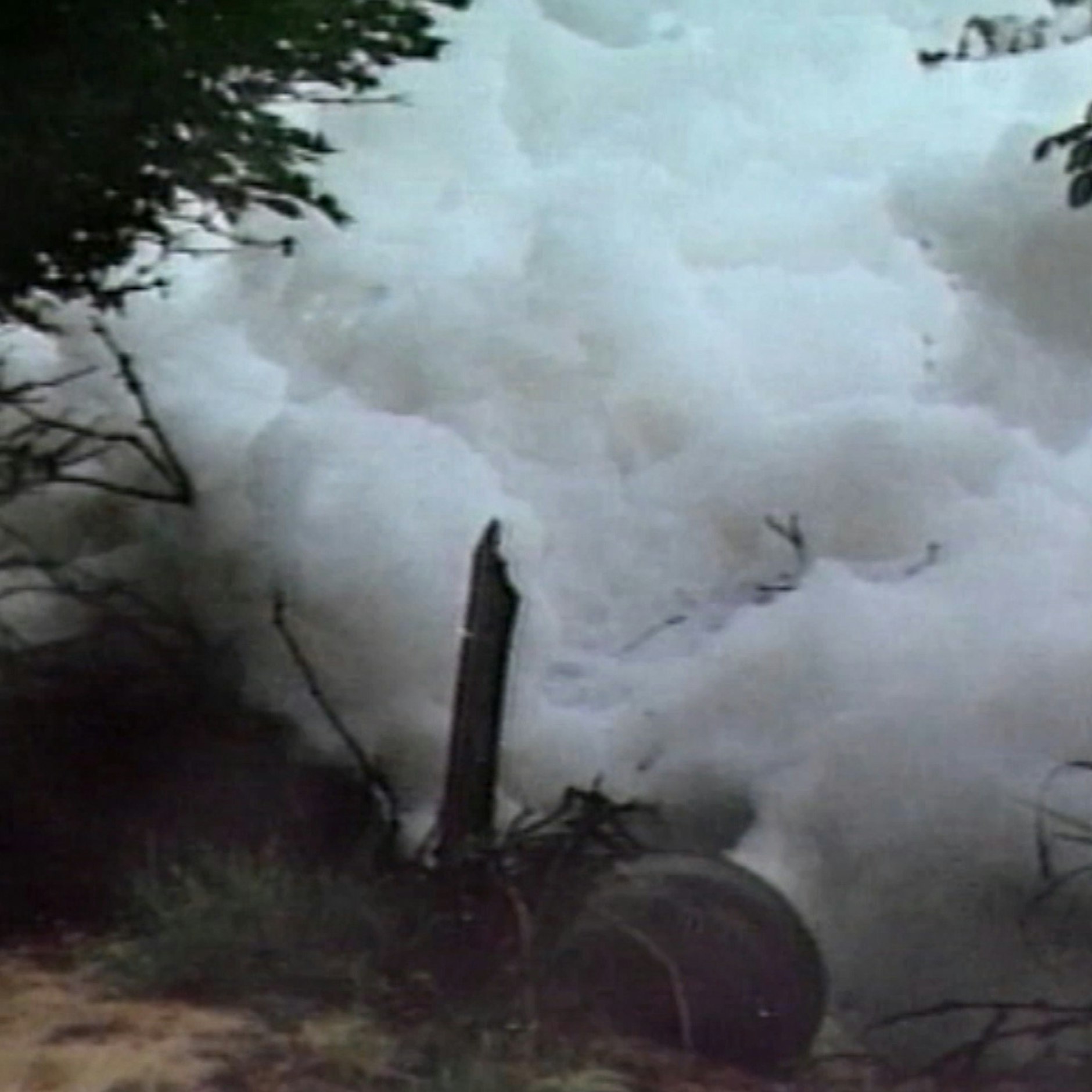 Schaum auf der Pleiße. Das Foto entstand 1981, nach einem Interview, das Peter Wensierski mit der Umweltgruppe Leipzigführte. Die Aktivisten zeigten ihm, welche Folgen die Einleitung der ungeklärten Industrieabwässer hatte.