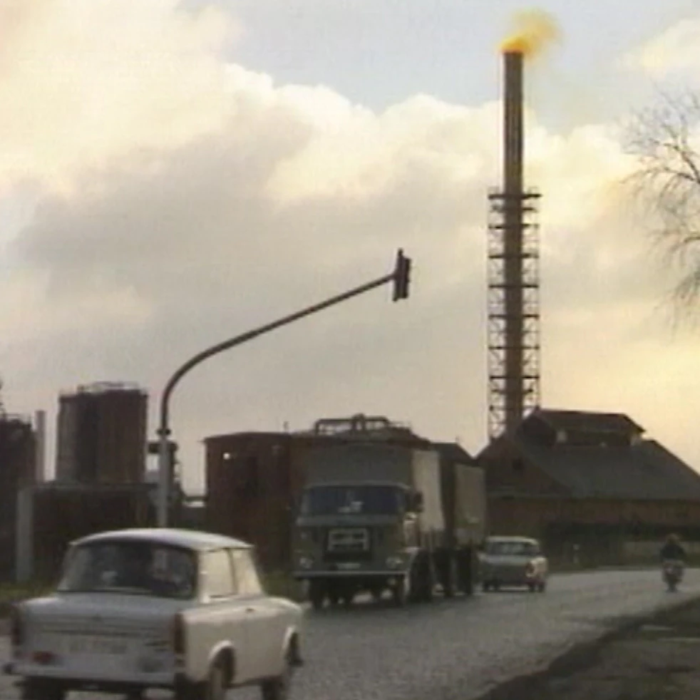 Gelber Qualm dringt aus einer Anlage im Chemiedreieck bei Leipzig, aufgenommen  im Jahr 1985.  In den  Chemiekombinaten dort wurden zum Beispiel Grundstoffe für die Industrie und  Landwirtschaft hergestellt.