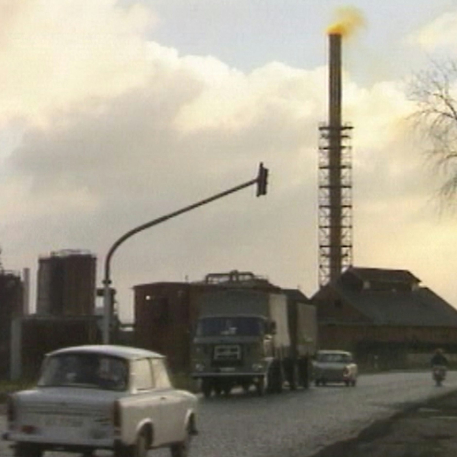 Gelber Qualm dringt aus einer Anlage im Chemiedreieck bei Leipzig, aufgenommen im Jahr 1985. In den Chemiekombinaten dort wurden zum Beispiel Grundstoffe für die Industrie und Landwirtschaft hergestellt.