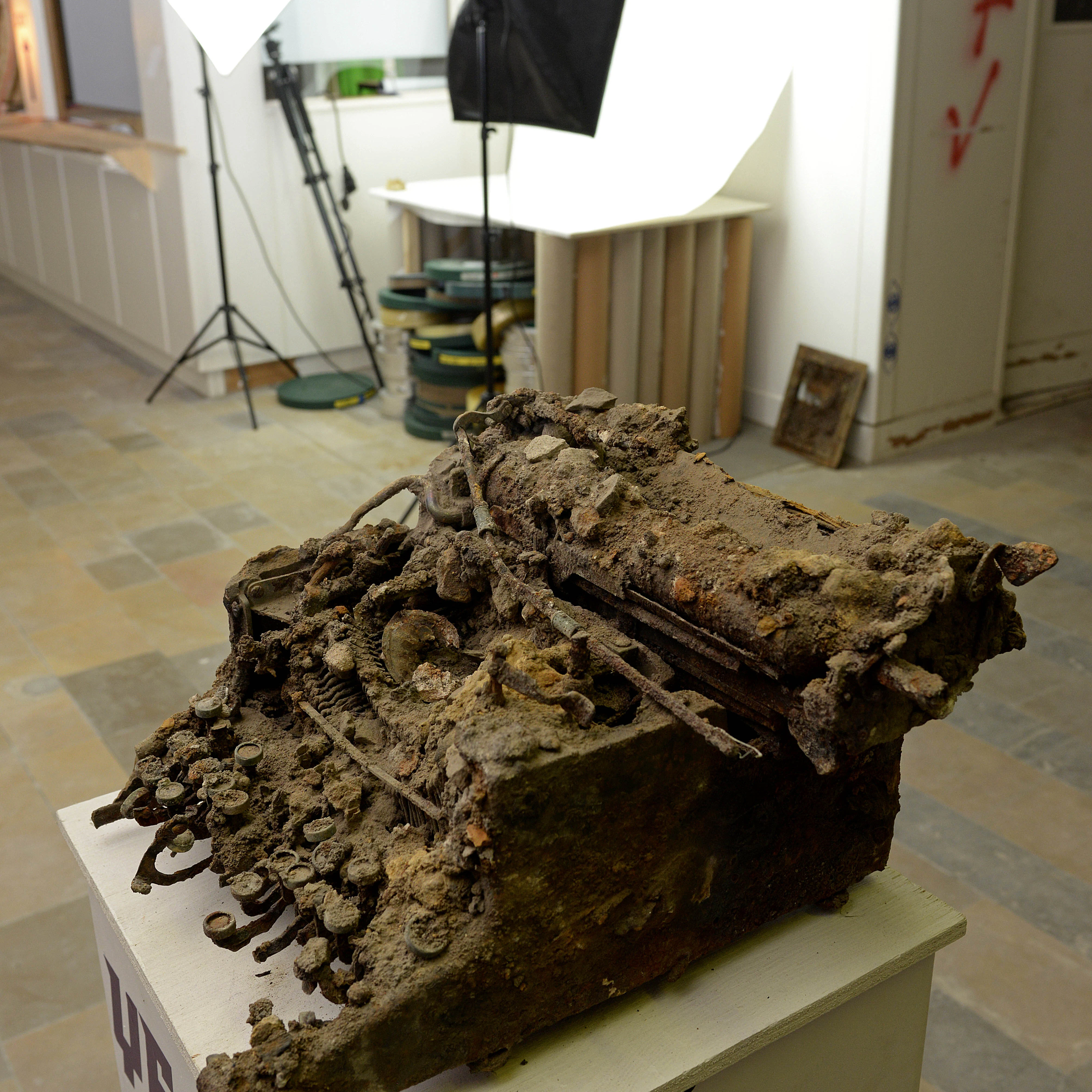 Fast Kunst: eine von Archäologen geborgene Schreibtischmaschine.&nbsp;