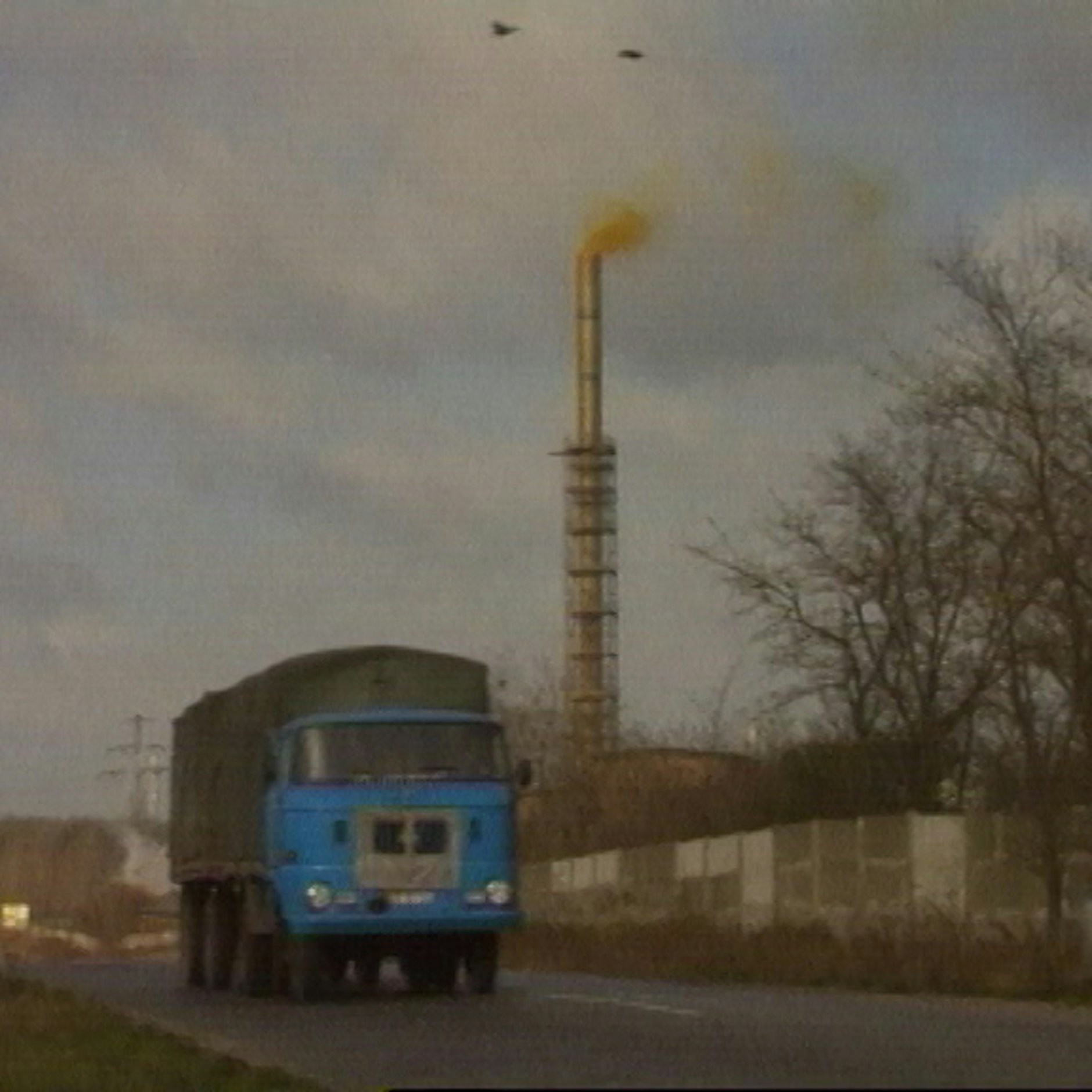 Straße bei Wolfen, heute ein Stadtteil von Bitterfeld. Zu DDR-Zeiten war dort der Sitz des VEB Fotochemischen Kombinats Wolfen. In dem Ort hat  das Berliner Unternehmen Agfa den Farbfilm erfunden, 1964 wurde Agfa in Orwo umbenannt.