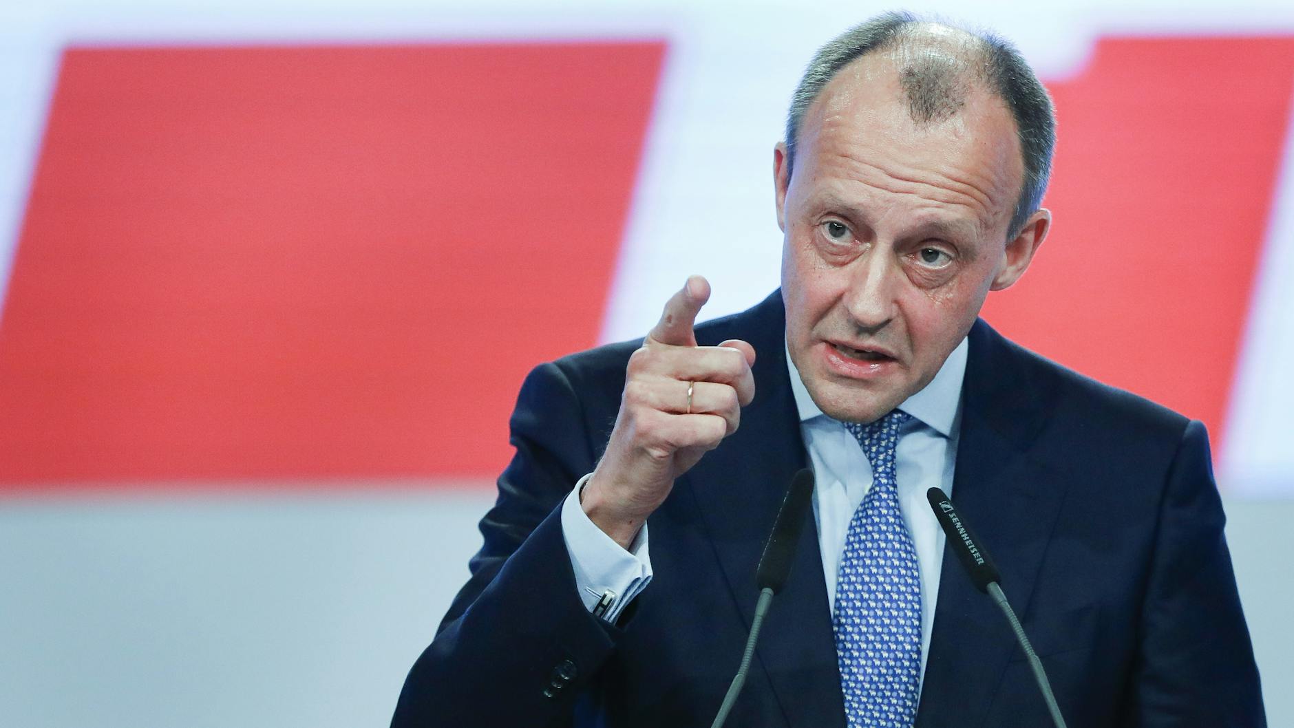 Annegret Kramp-Karrenbauer (CDU) mit Friedrich Merz (links) und Armin Laschet.