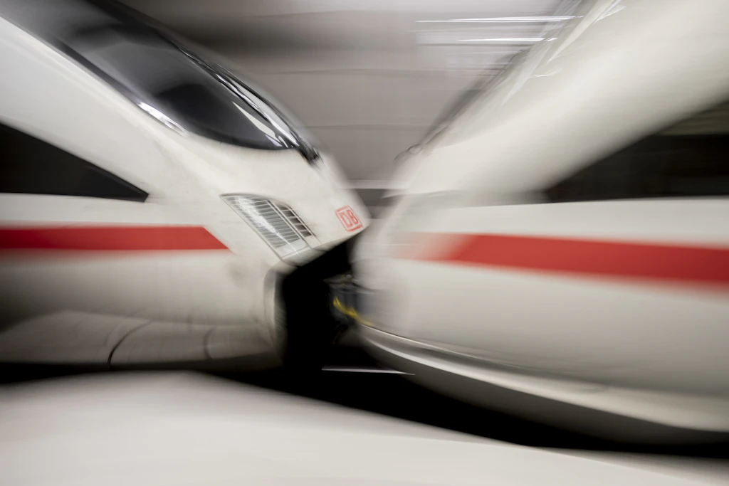 Scheuer für Maskenpflicht auch im öffentlichen Fernverkehr