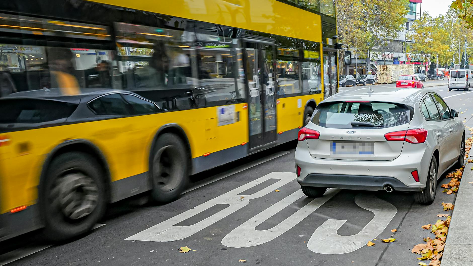 Ein Auto blockiert eine Busspur in Berlin.