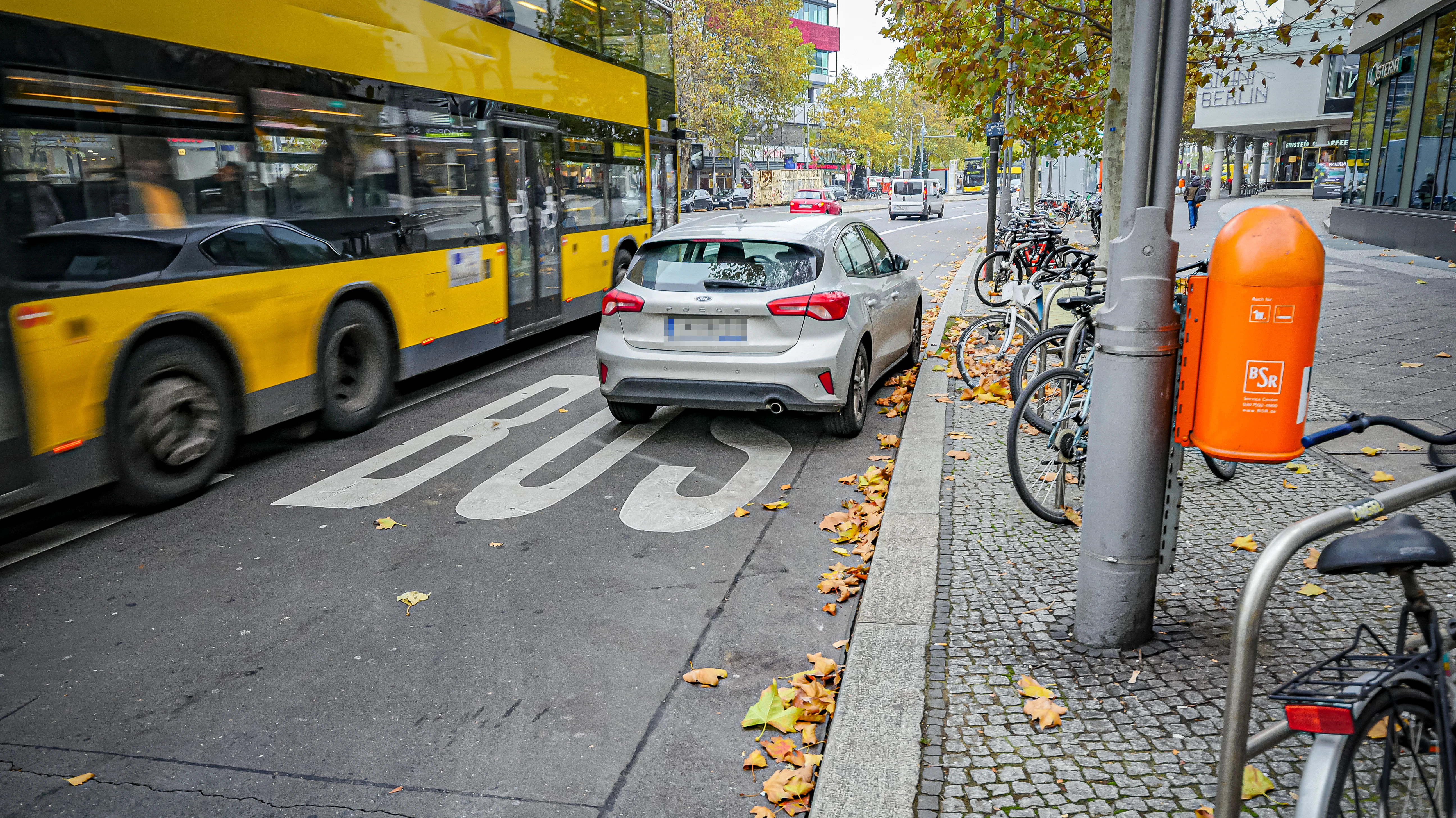Falschparker stören BVG-Fahrzeuge. Nun darf die BVG selbst abschleppen.&nbsp;&nbsp;