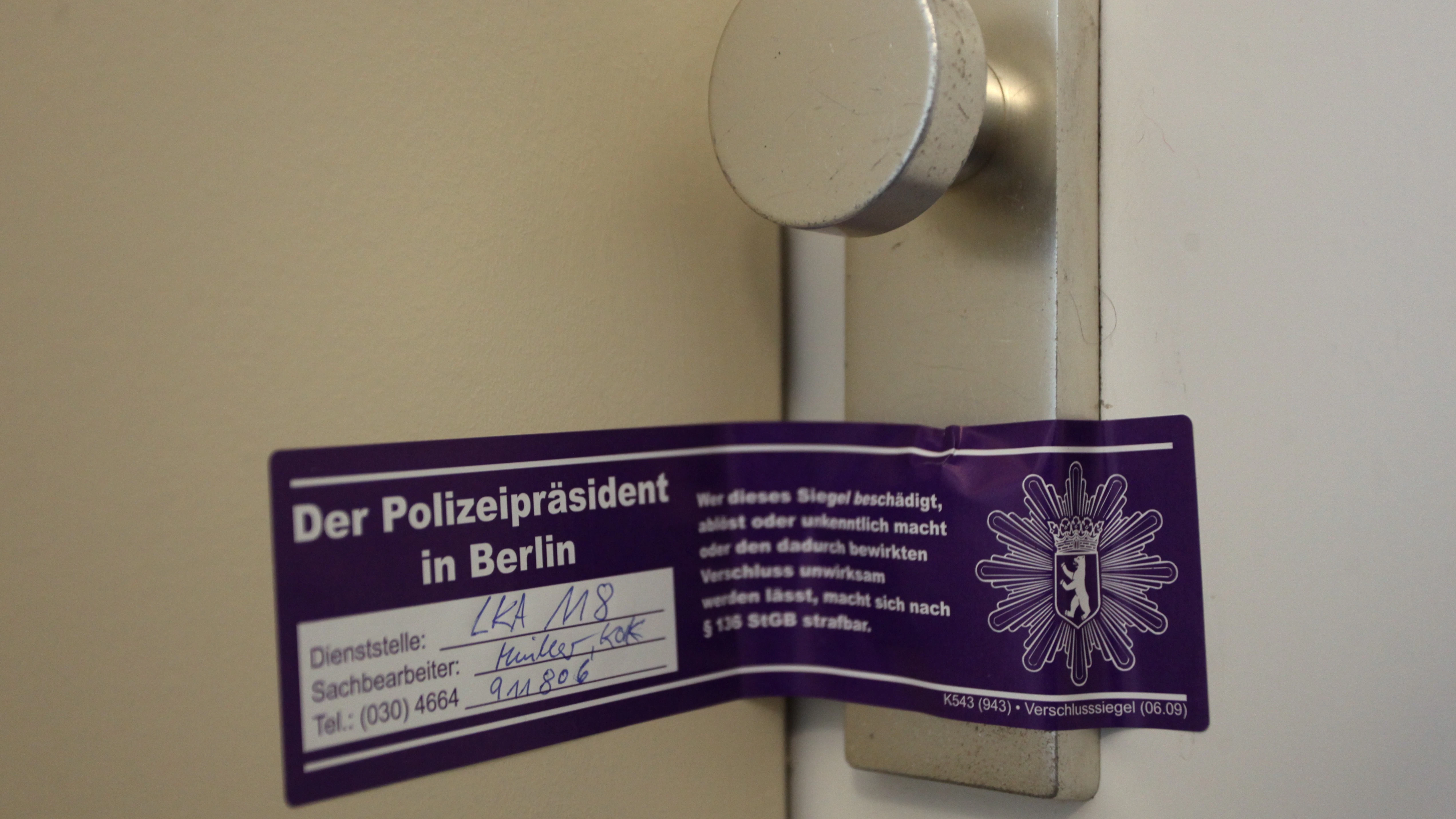 Die von der Polizei versiegelte Tür der Tatwohnung in Wedding.