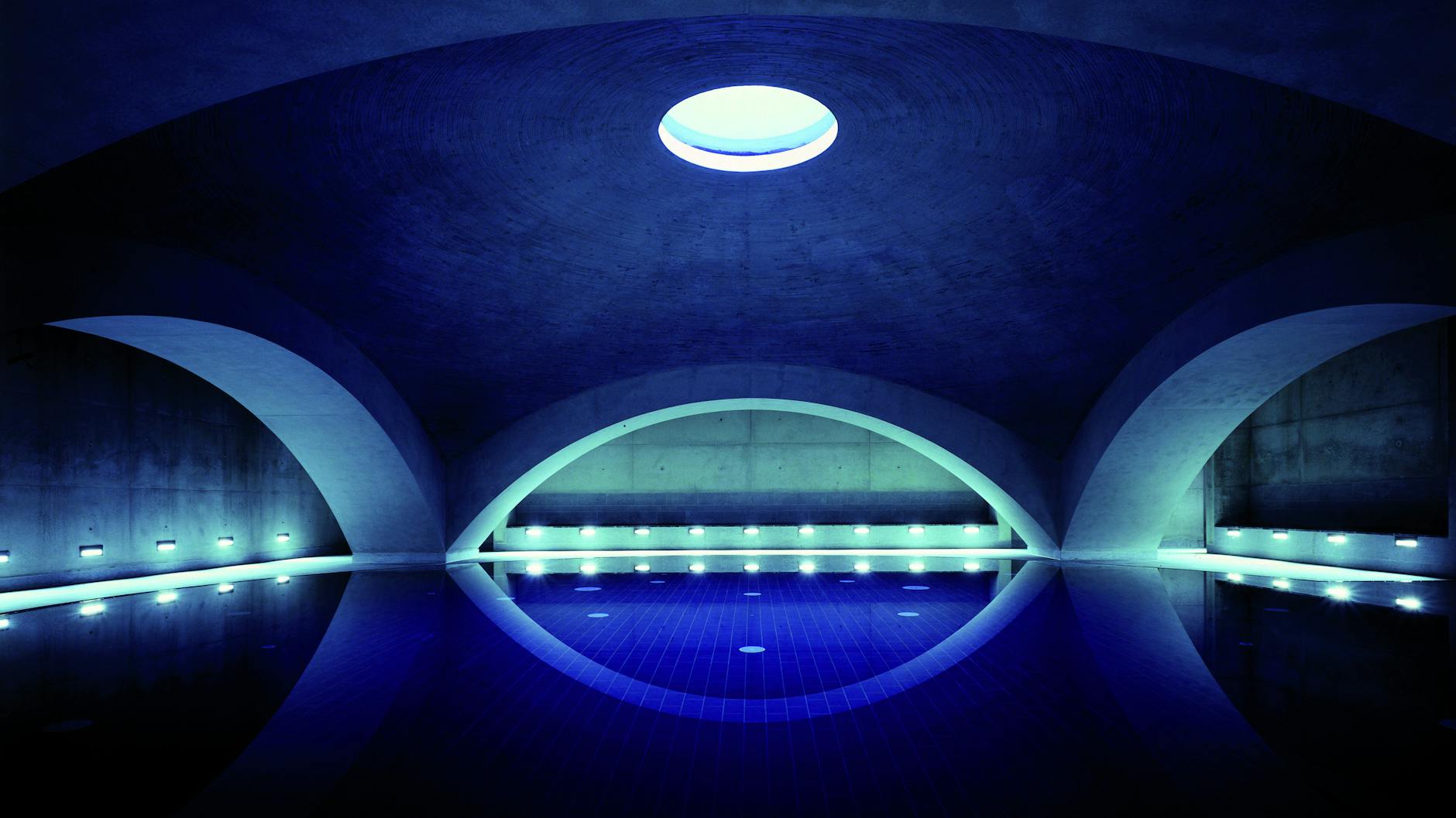 Unter der Kuppel des Liquidroms können sich Besucher im warmen Salzwasser treiben lassen.