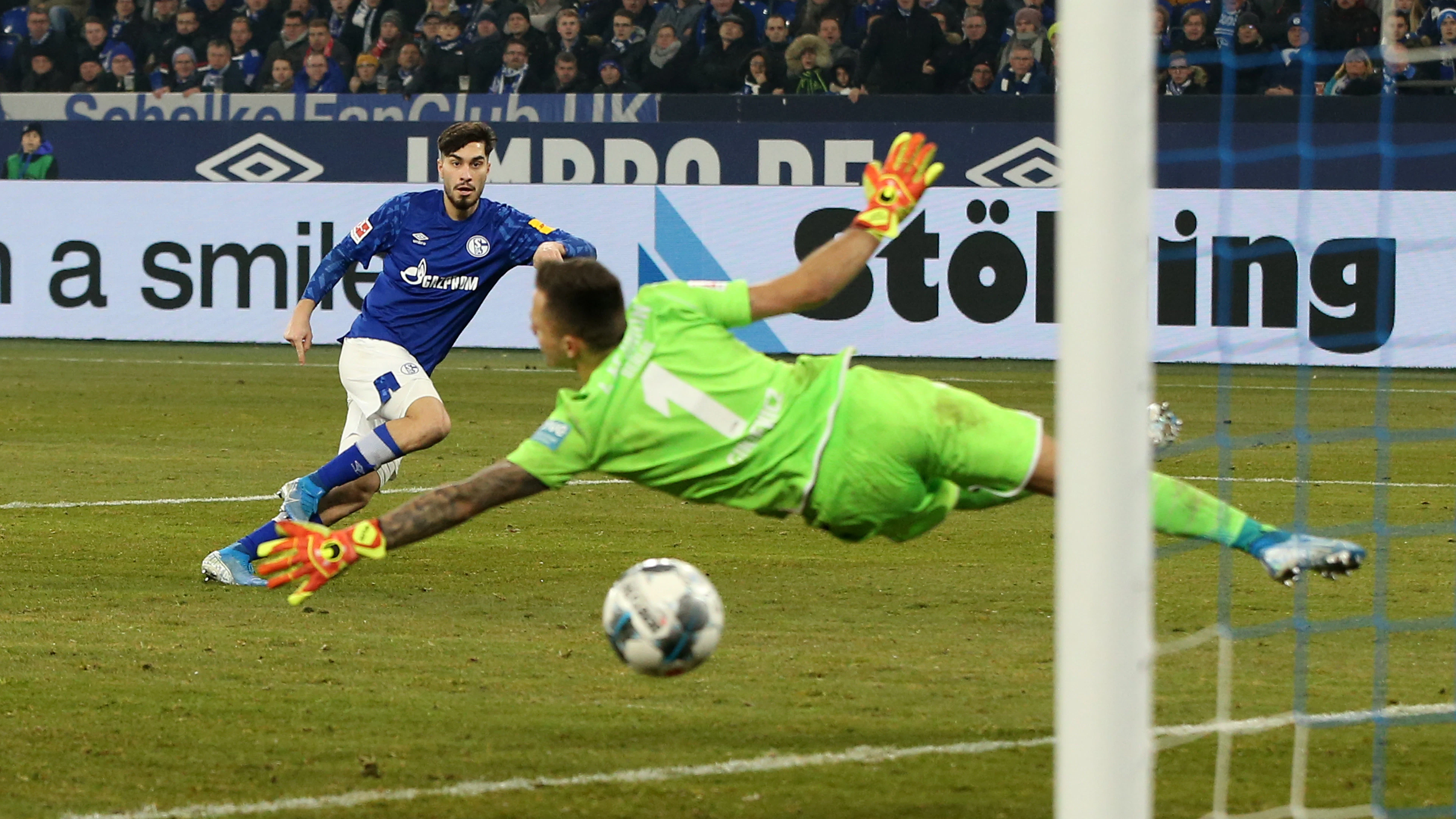 Unions Torwart Rafal Gikiewicz hat beim Siegtreffer von Schalkes Suat Serdar keine Chance.