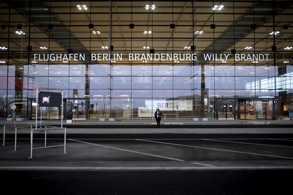 3289 Tage verspätet – Die Chronik eines Desasters