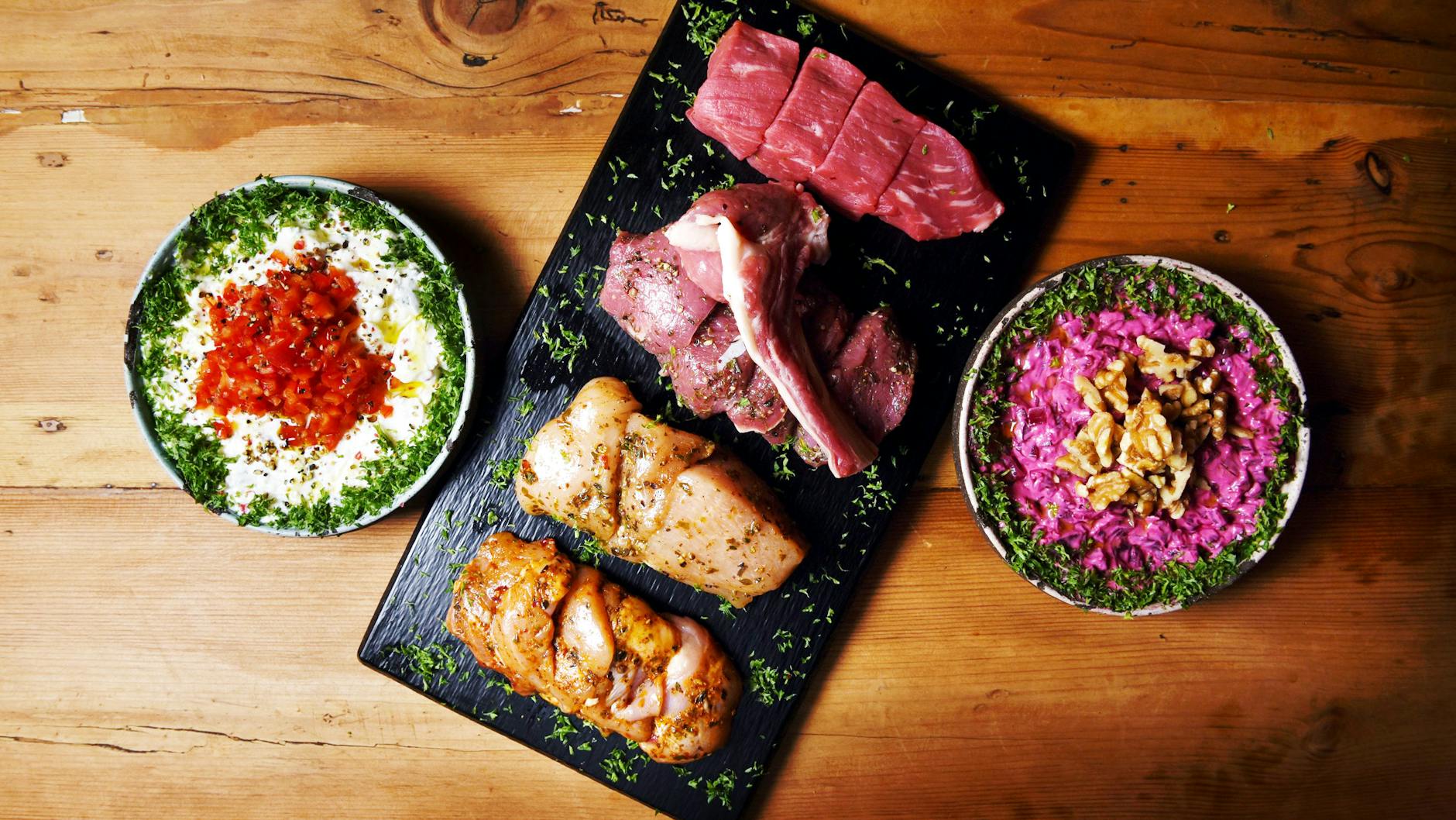 Wenn schon Fleisch, dann so: gemischte Platte mit (v.o.) Würfel vom Black Angus Rind, Hühnerschenkel sowie (beides delikat mariniert) Hühnerbrust und Lamm. Dazu gibt es diverse Mezze.