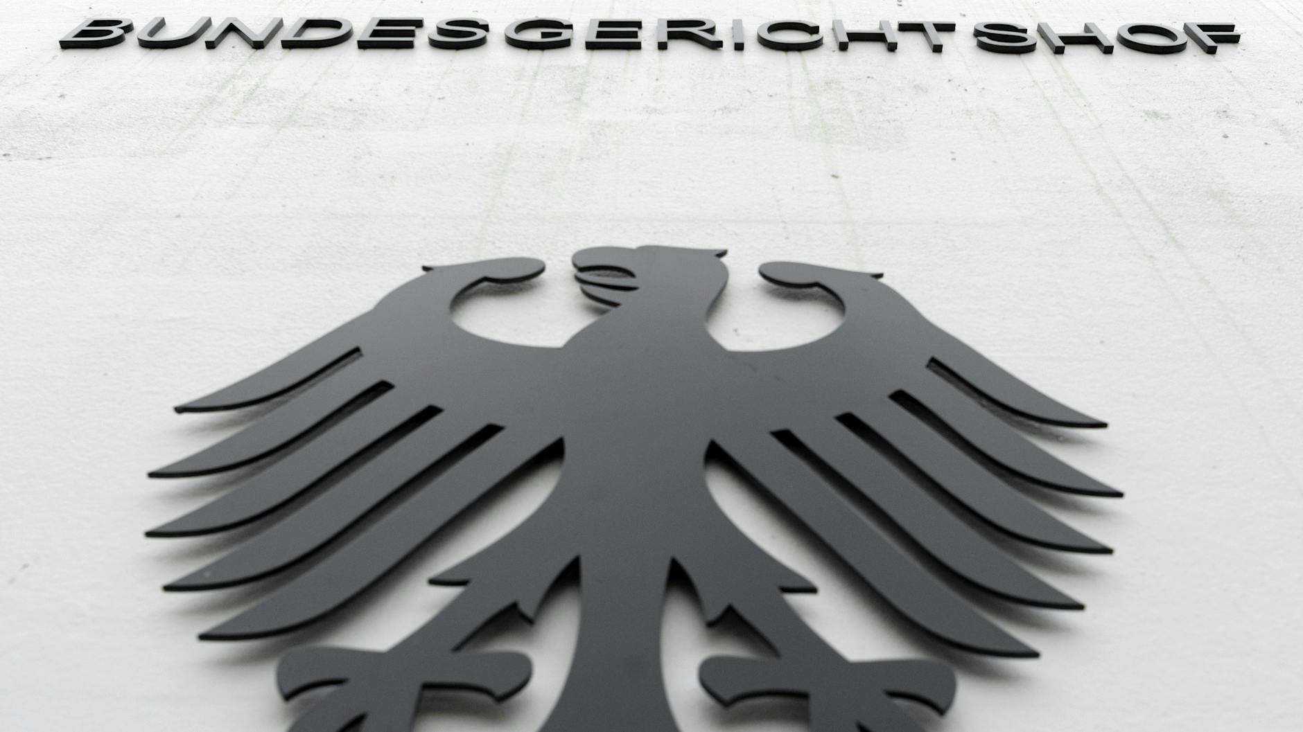 Der Bundesadler am Eingang zum Bundesgerichtshof in Karlsruhe. 