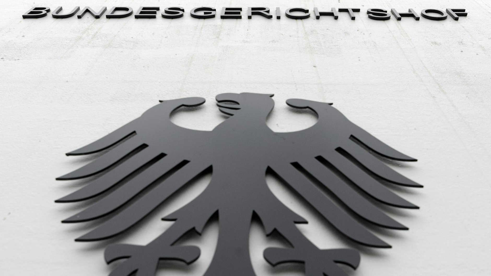 Der Bundesadler am Eingang zum Bundesgerichtshof in Karlsruhe.&nbsp;