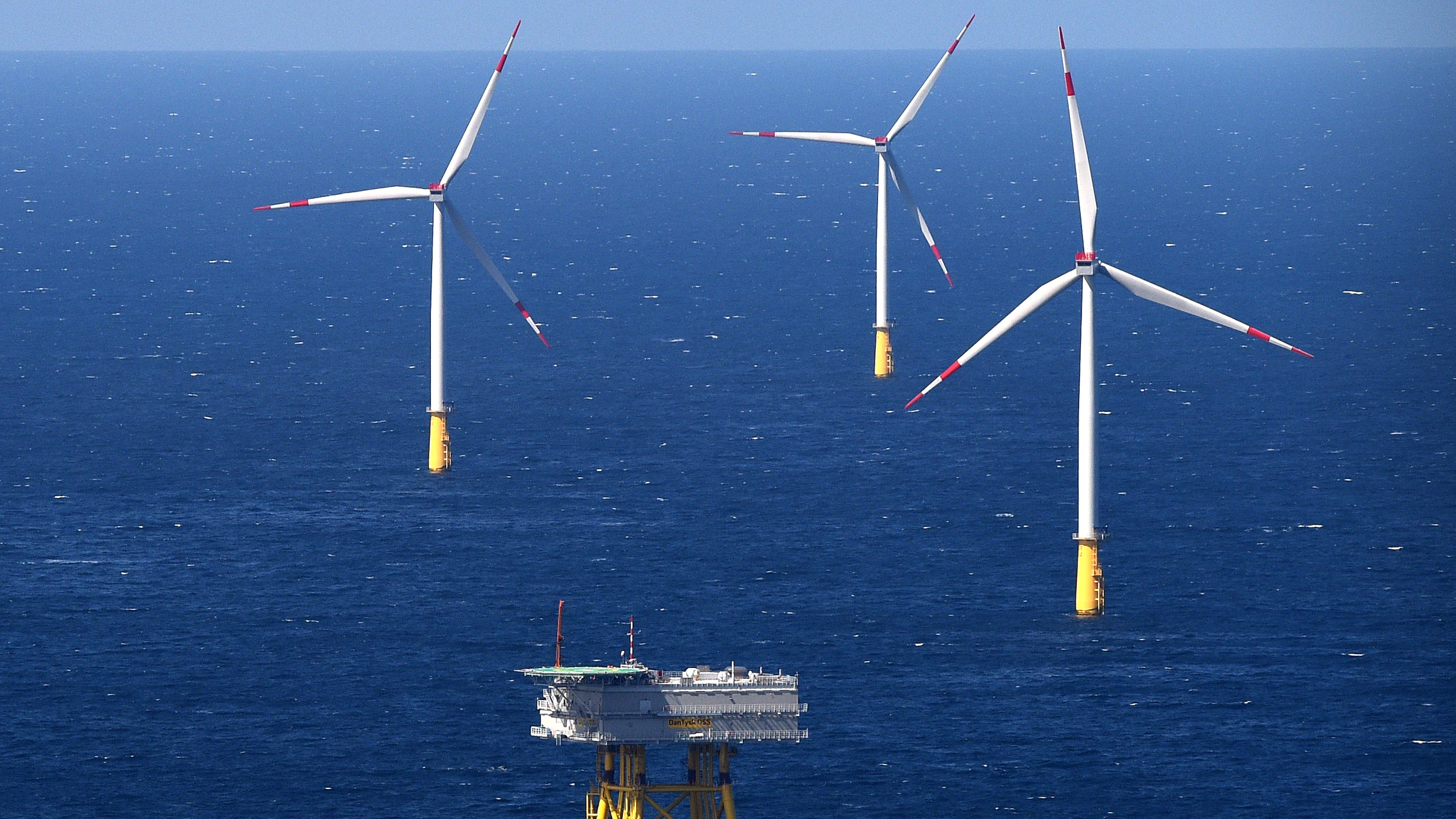 Ein Umspannwerk und Windräder stehen in der Nordsee rund 43 Seemeilen (70 Kilometer) westlich der Insel Sylt.