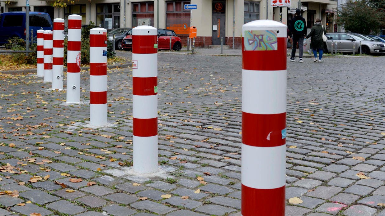 Umstrittene Wegmarken: die Poller im Samariterkiez. Anwohner wollen sie behalten und wenden sich gegen eine Bürgerinitiative.