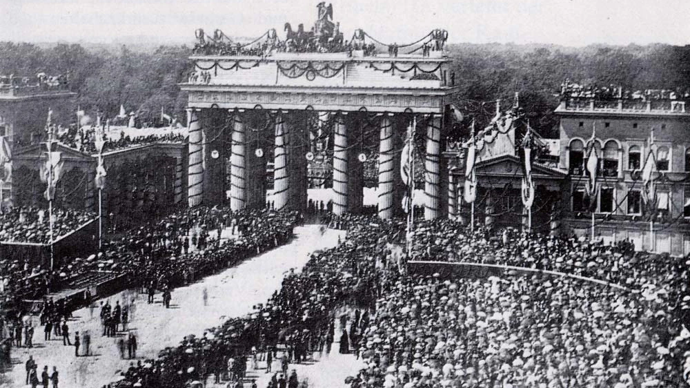 Brandenburger Tor im Festschmuck für den Siegeszug der deutschen Truppen 1871