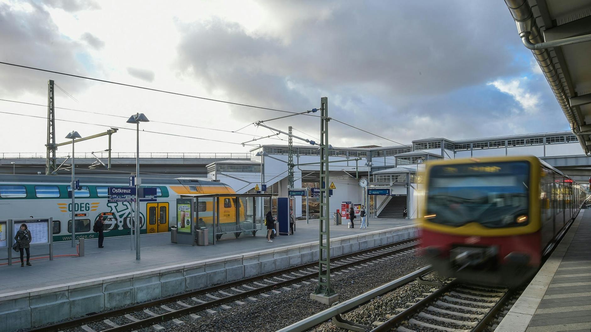 Hochbetrieb am Ostkreuz. Die Bahnanlagen sind fertig, doch es gibt weiterhin einiges zu tun. Außerdem wird die S3, die unter anderem hier verläuft, gesperrt.