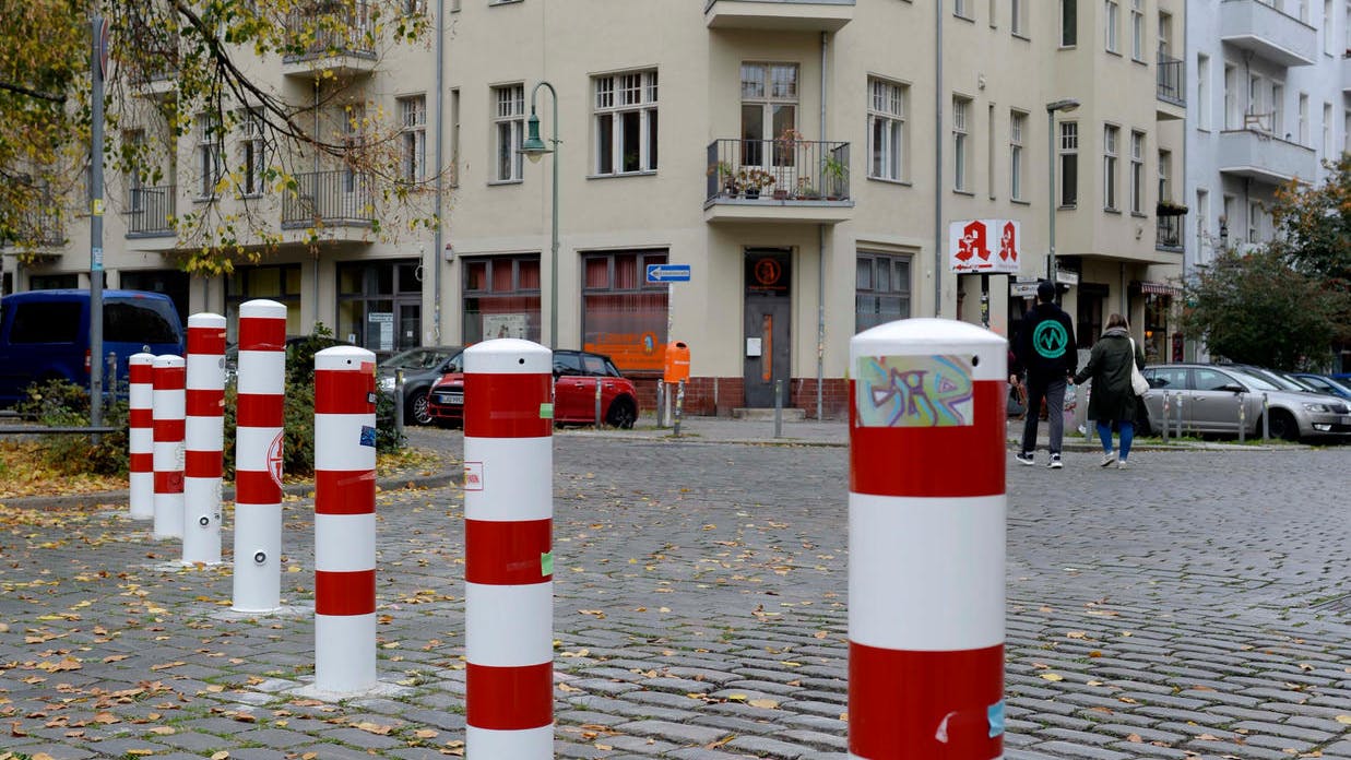Umstrittene Wegmarken: die Poller im Samariterkiez. Anwohner wollen sie behalten und wenden sich gegen eine Bürgerinitiative.