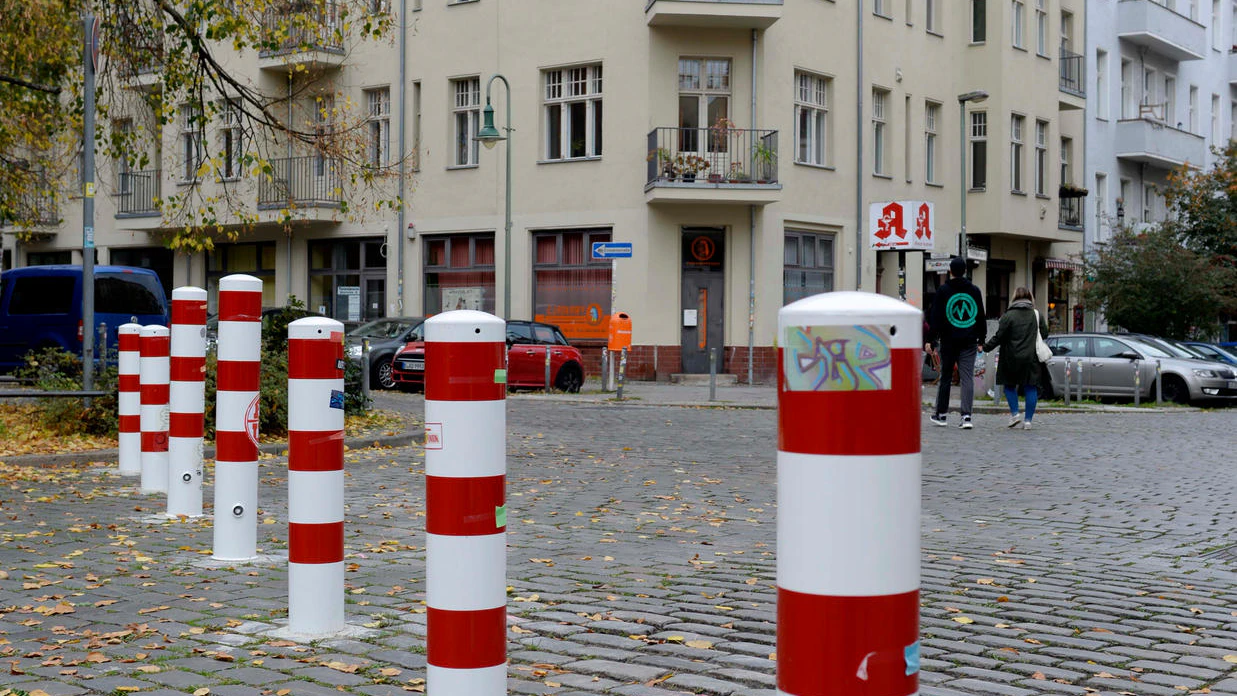 Umstrittene Wegmarken: die Poller im Samariterkiez. Anwohner wollen sie behalten und wenden sich gegen eine Bürgerinitiative.
