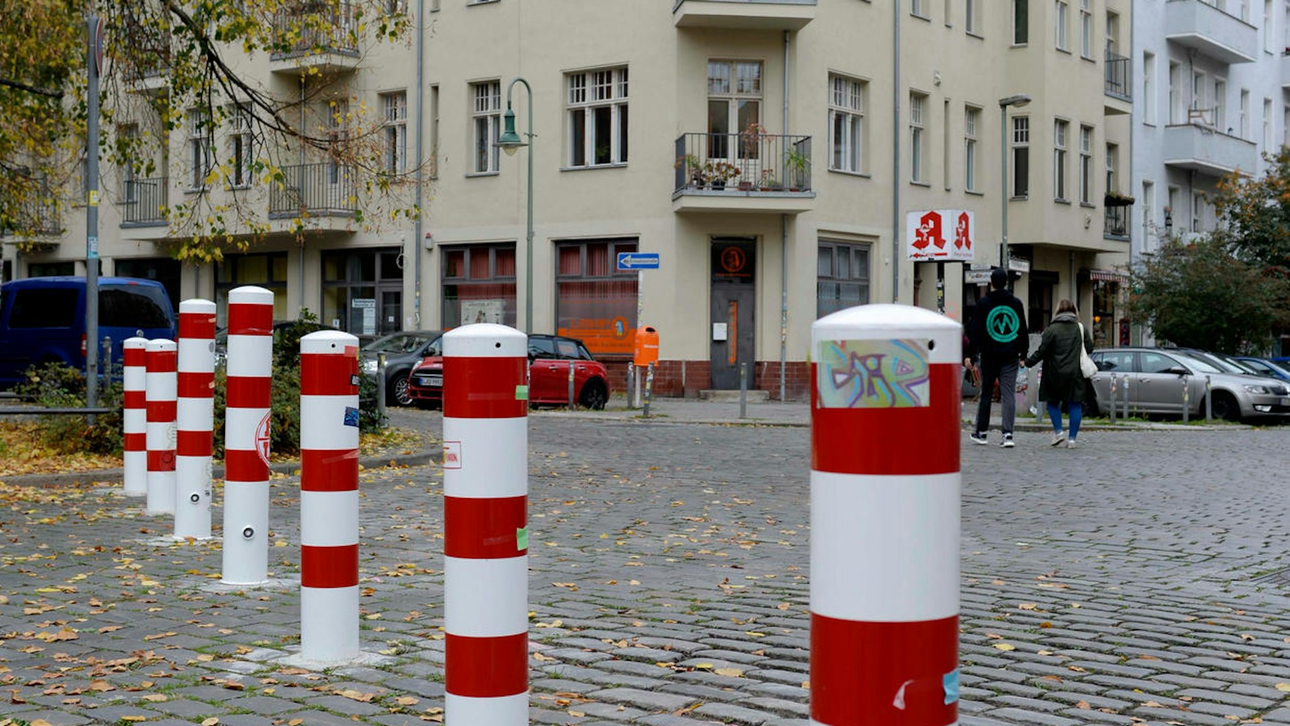 Umstrittene Wegmarken: die Poller im Samariterkiez. Anwohner wollen sie behalten und wenden sich gegen eine Bürgerinitiative.