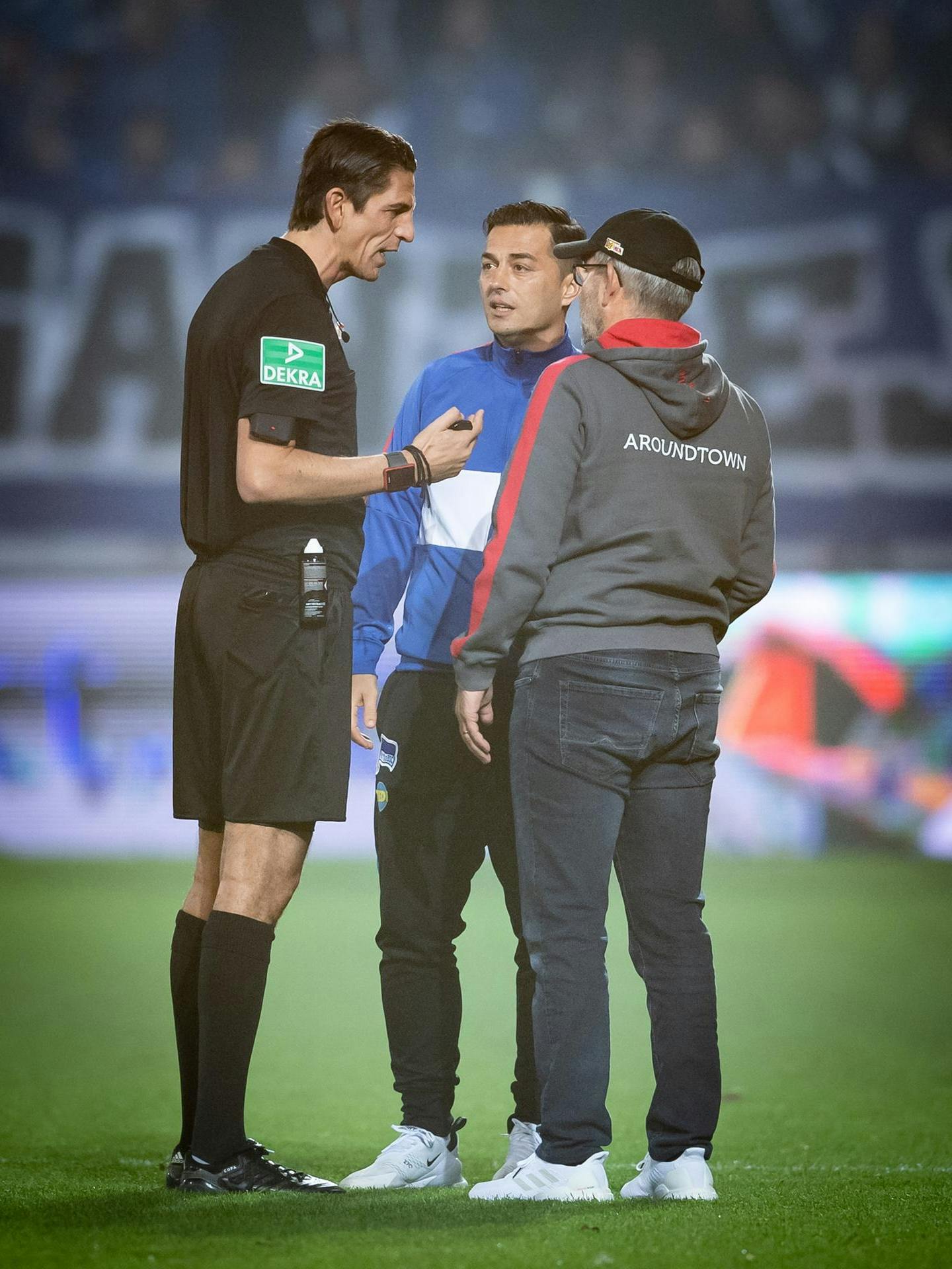 Ruhig und besonnen: Deniz Aytekin im Gespräch mit den beiden Trainern.