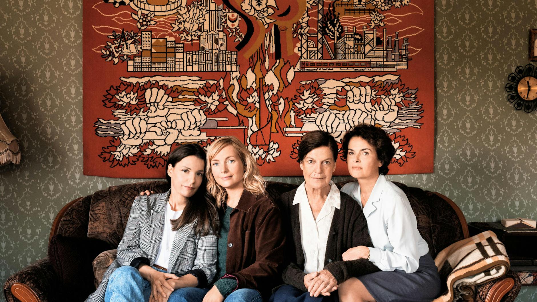 „Der Preis der Freiheit“: Else Bohla (Angela Winkler, 2. v. r.) mit ihren Töchtern Ina (Nicolette Krebitz, l.), Lotte (Nadja Uhl, 2. v. l.) und Margot (Barbara Auer, r.).