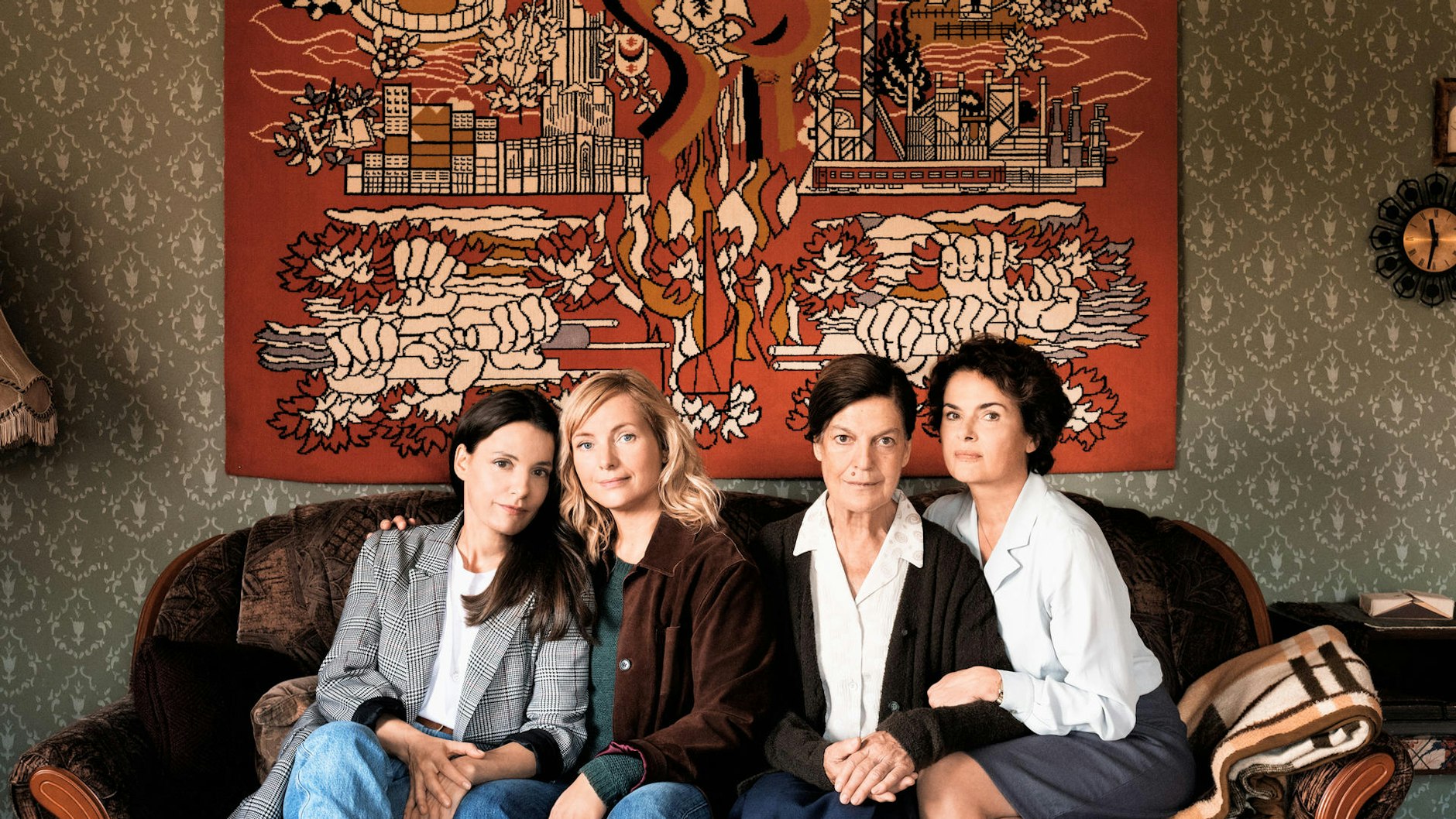 „Der Preis der Freiheit“: Else Bohla (Angela Winkler, 2. v. r.) mit ihren Töchtern Ina (Nicolette Krebitz, l.), Lotte (Nadja Uhl, 2. v. l.) und Margot (Barbara Auer, r.).