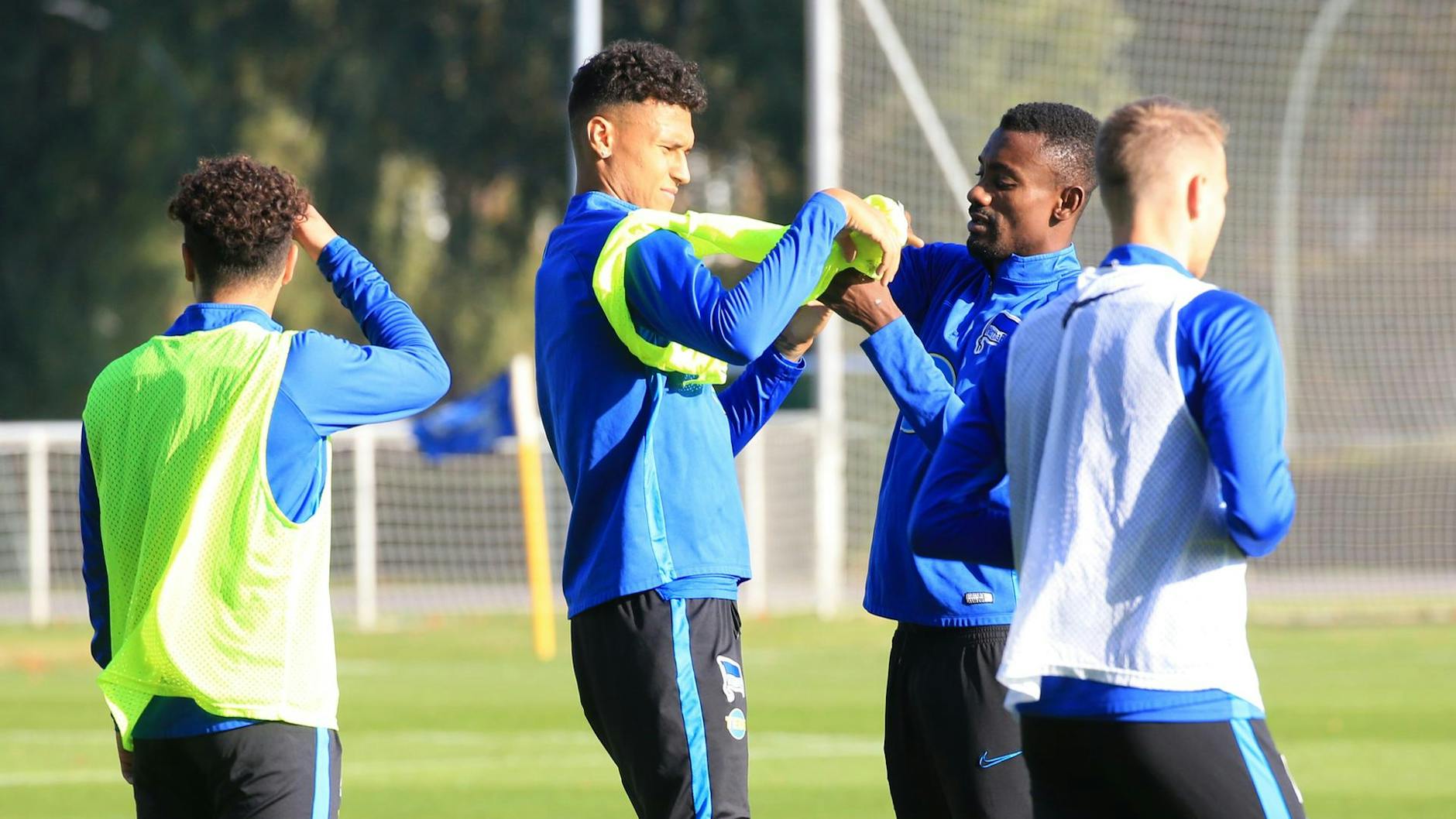 Davie Selke (l.) und Salomon Kalou rücken nicht nur gemeinsam das Trainingsleibchen zurecht, die hoffen auch auf einen Startelfeinsatz gegen Dynamo Dresden.