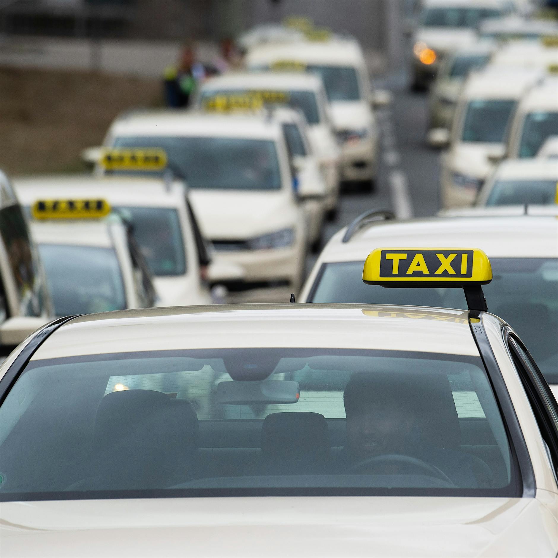 Berliner Taxi-Branche will Uber gerichtlich stoppen