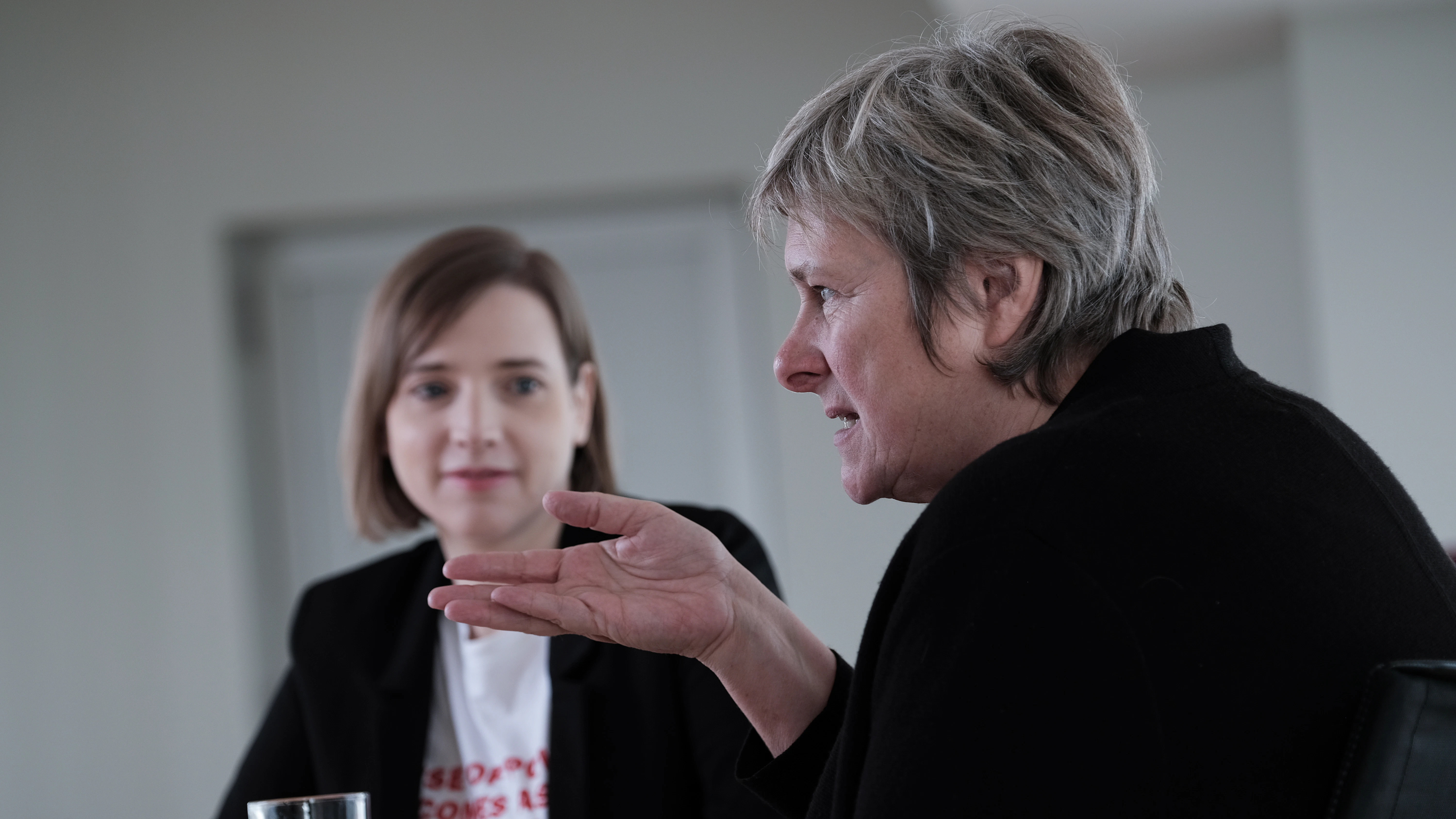 Patriarchal oder gleichberechtig? Anne Wizorek (links) und Katrin Rohnstock (rechts) diskutieren das Frauenbild der DDR und heute.