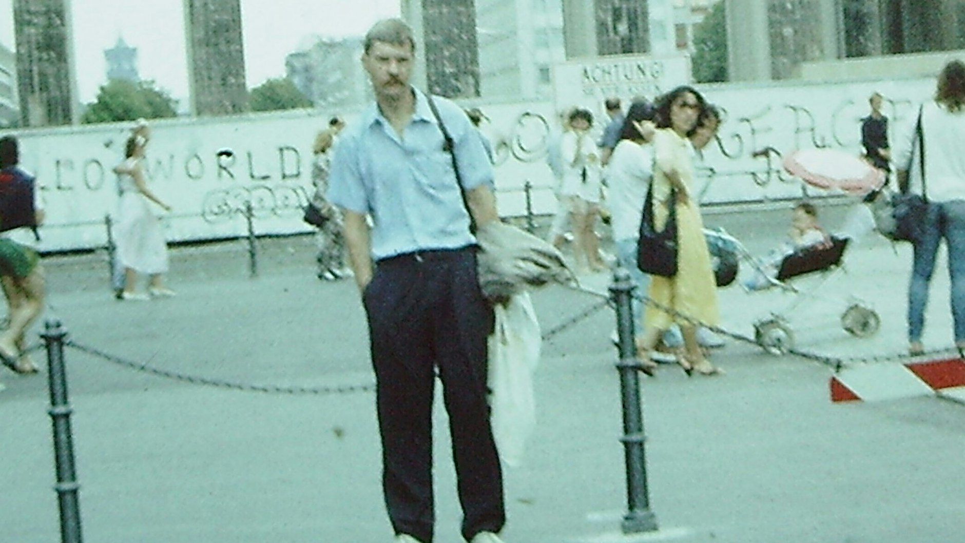 Reinhard Dirks 1989 am Brandenburger Tor