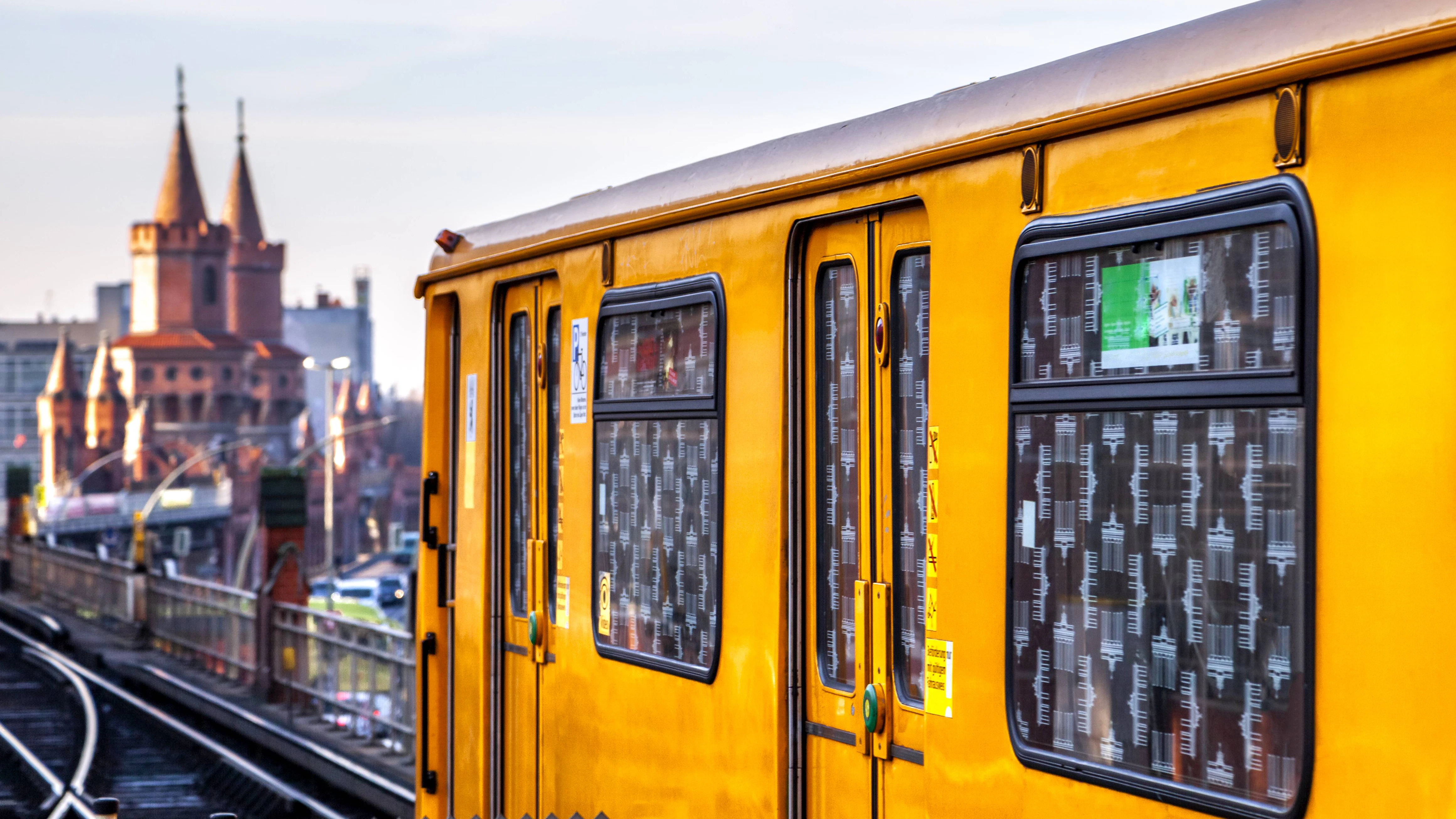 Eine U-Bahn der Berliner Verkehrsgesellschaft (BVG).
