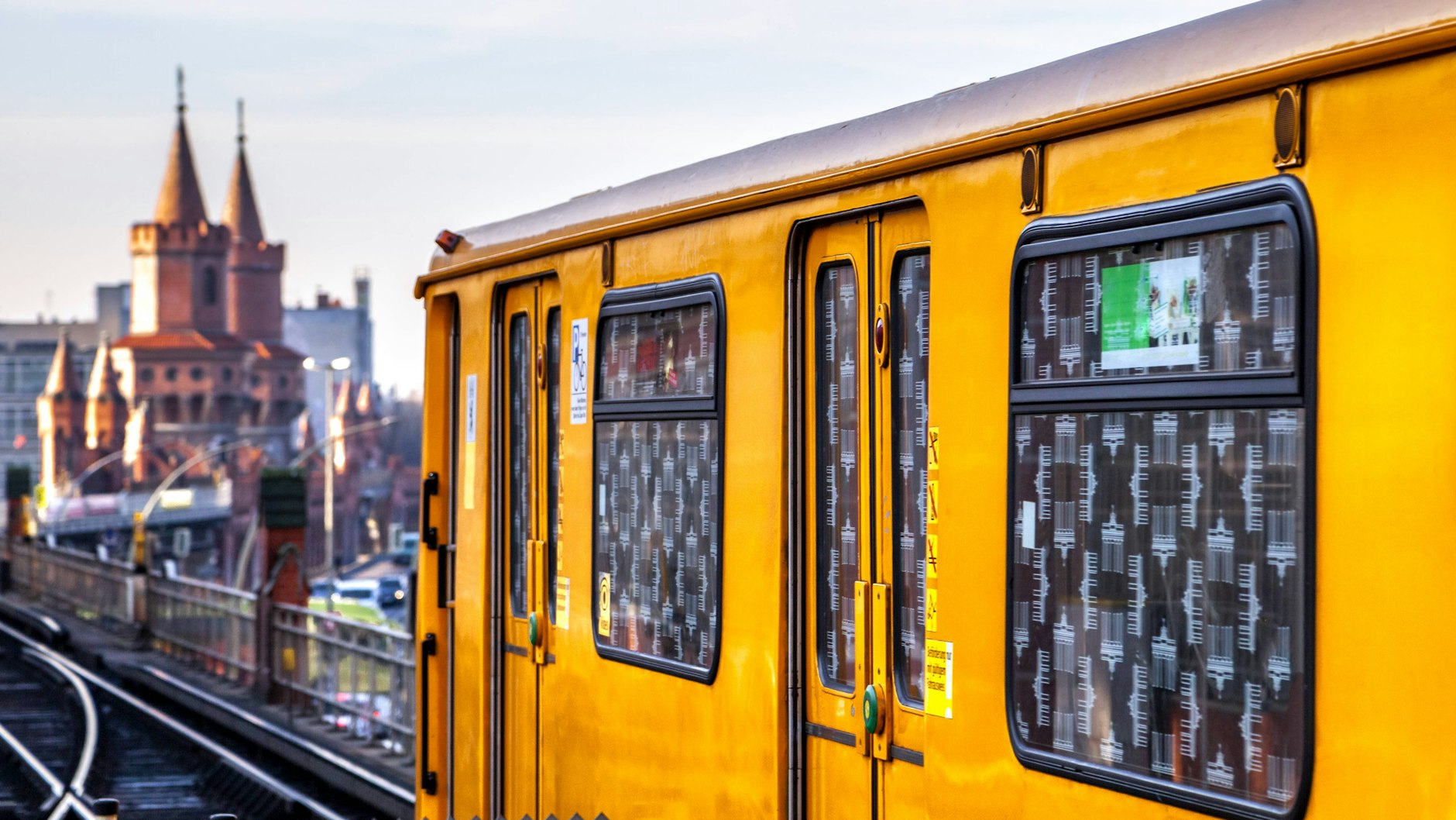 Eine U-Bahn der Berliner Verkehrsgesellschaft (BVG).