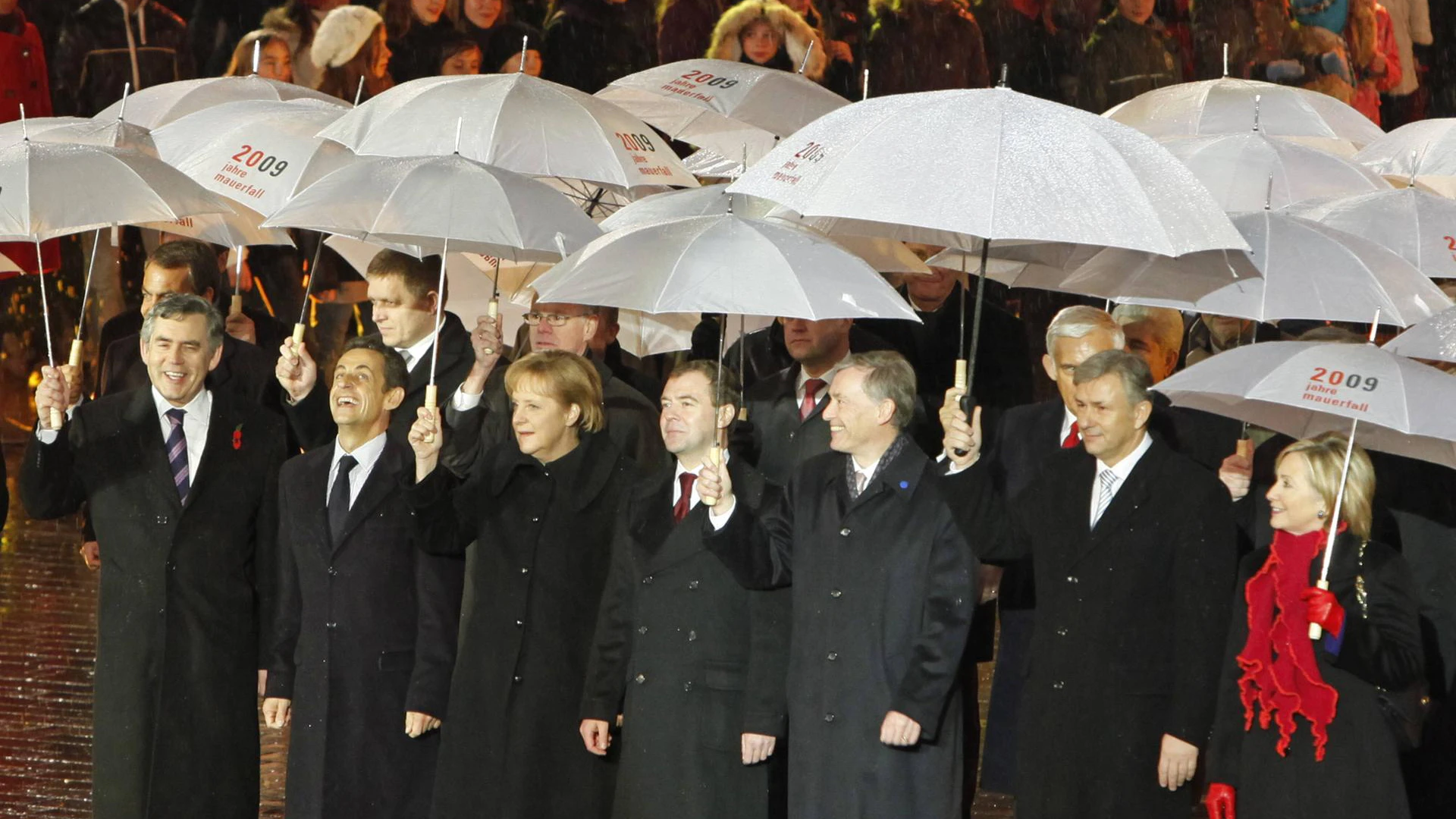 Der britische Premier Gordon Brown, der französische Präsident Nicolas Sarkozy, Bundeskanzlerin Angela Merkel, Russland Präsident Dmitry Medvedev, Bundespräsident Horst Köhler, Berlins Regierender Bürgermeister Klaus Wowereit und die US-Ausßenministerin Hillary Clinton bei den Feierlichkeiten zum 20. Jahrestag des Mauerfalls in Berlin.